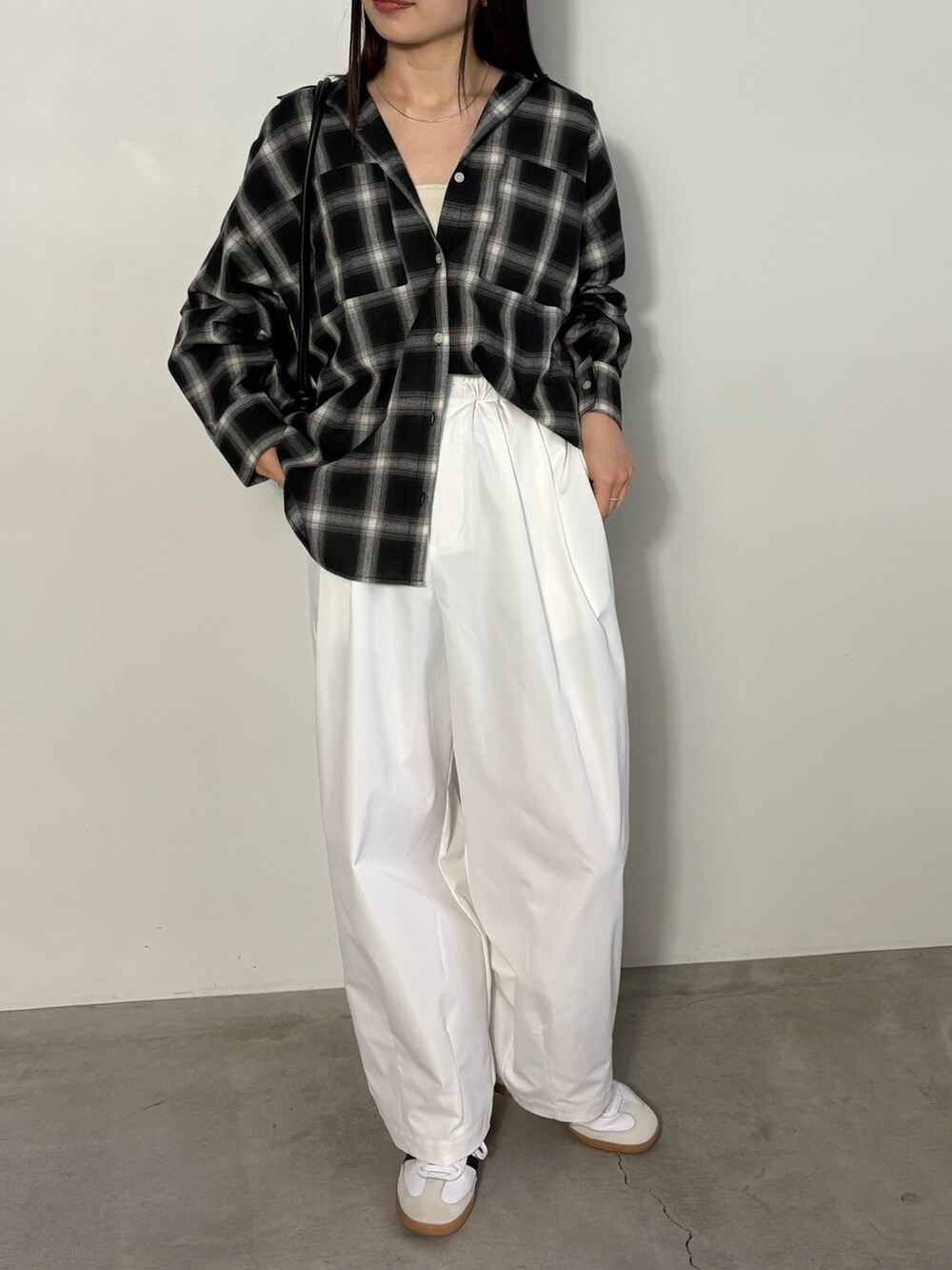 ブラック系のシャツ/ブラウス、ホワイト系のその他パンツ、ブラック系のショルダーバッグを着用したレディースの冬コーディネートの2枚目の写真