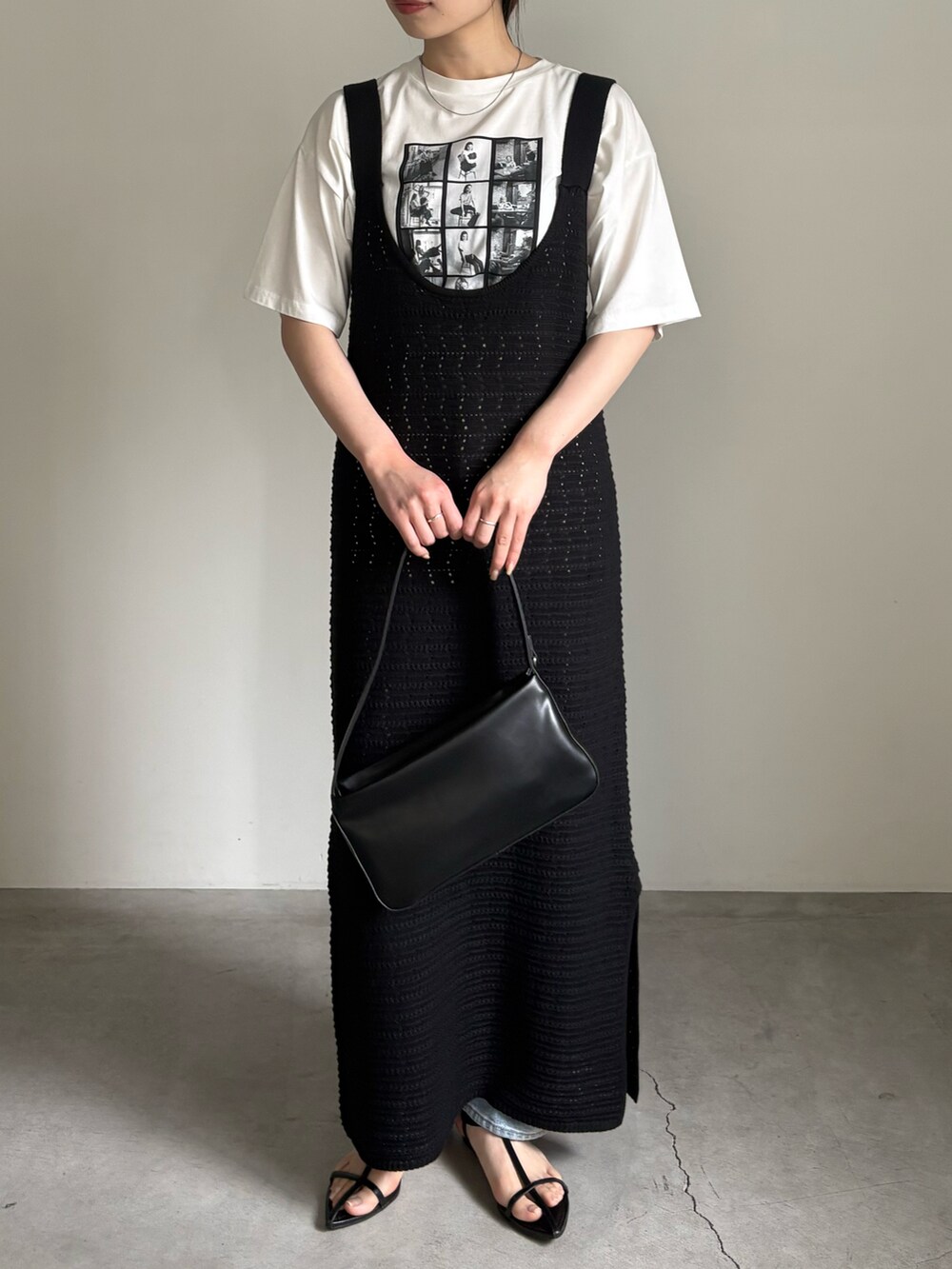 ホワイト系のTシャツ/カットソー、ブラック系のワンピース、ブルー系のデニムパンツを着用したレディースの春コーディネートの3枚目の写真