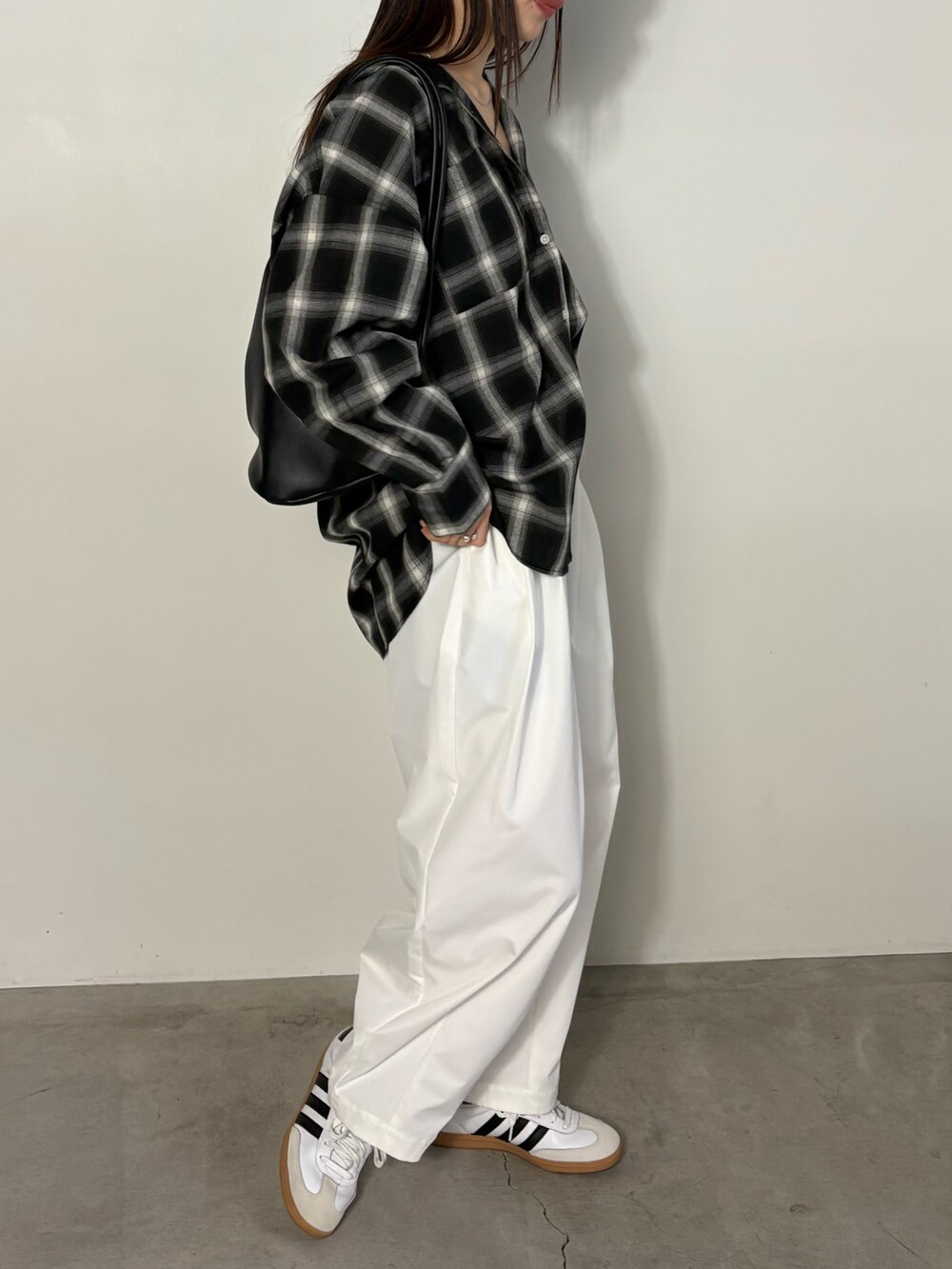 ブラック系のシャツ/ブラウス、ホワイト系のその他パンツ、ブラック系のショルダーバッグを着用したレディースの冬コーディネートの3枚目の写真