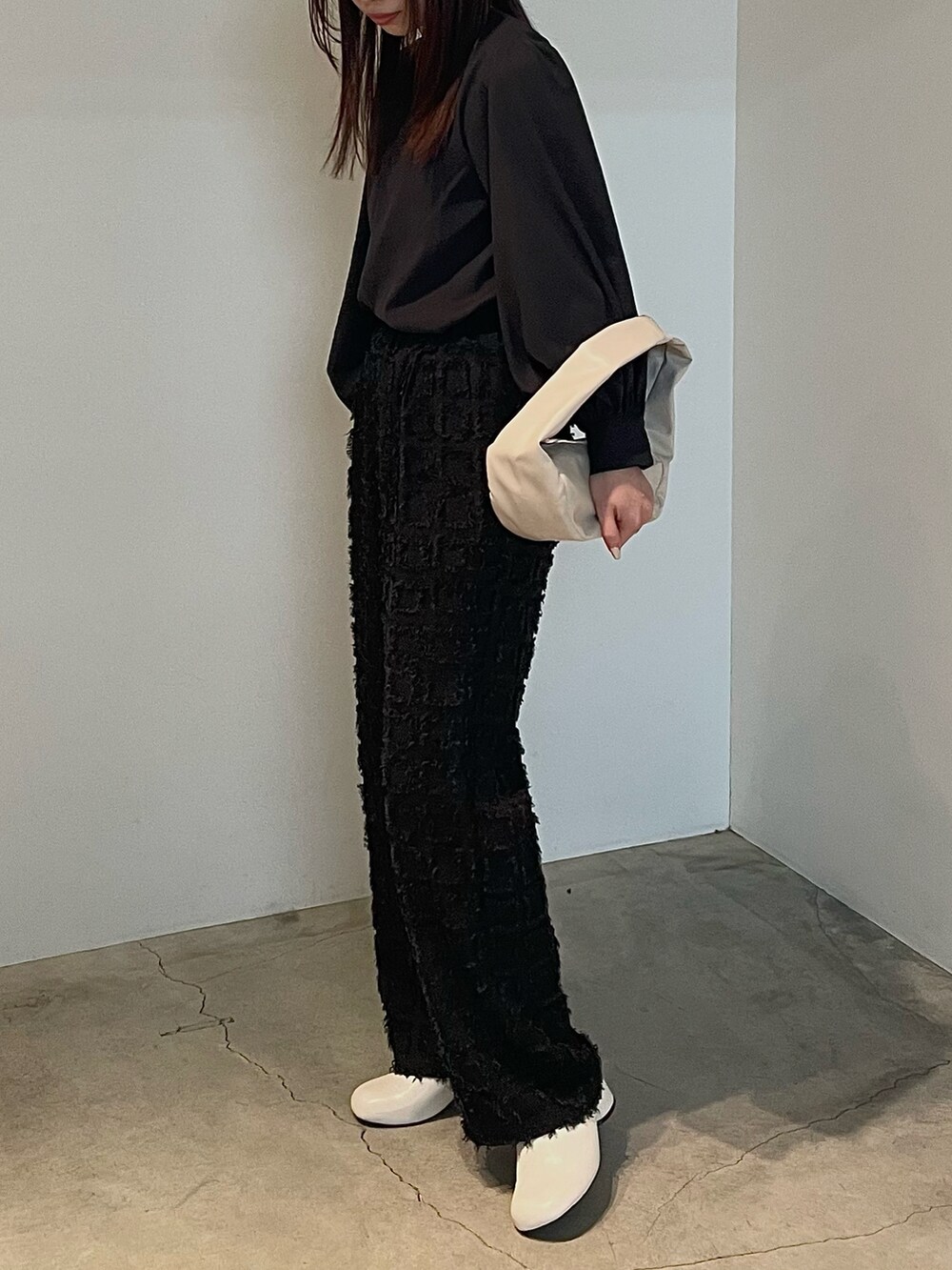 ブラック系のシャツ/ブラウス、ブラック系のその他パンツ、ベージュ系のサンダルを着用したレディースの秋コーディネートの2枚目の写真