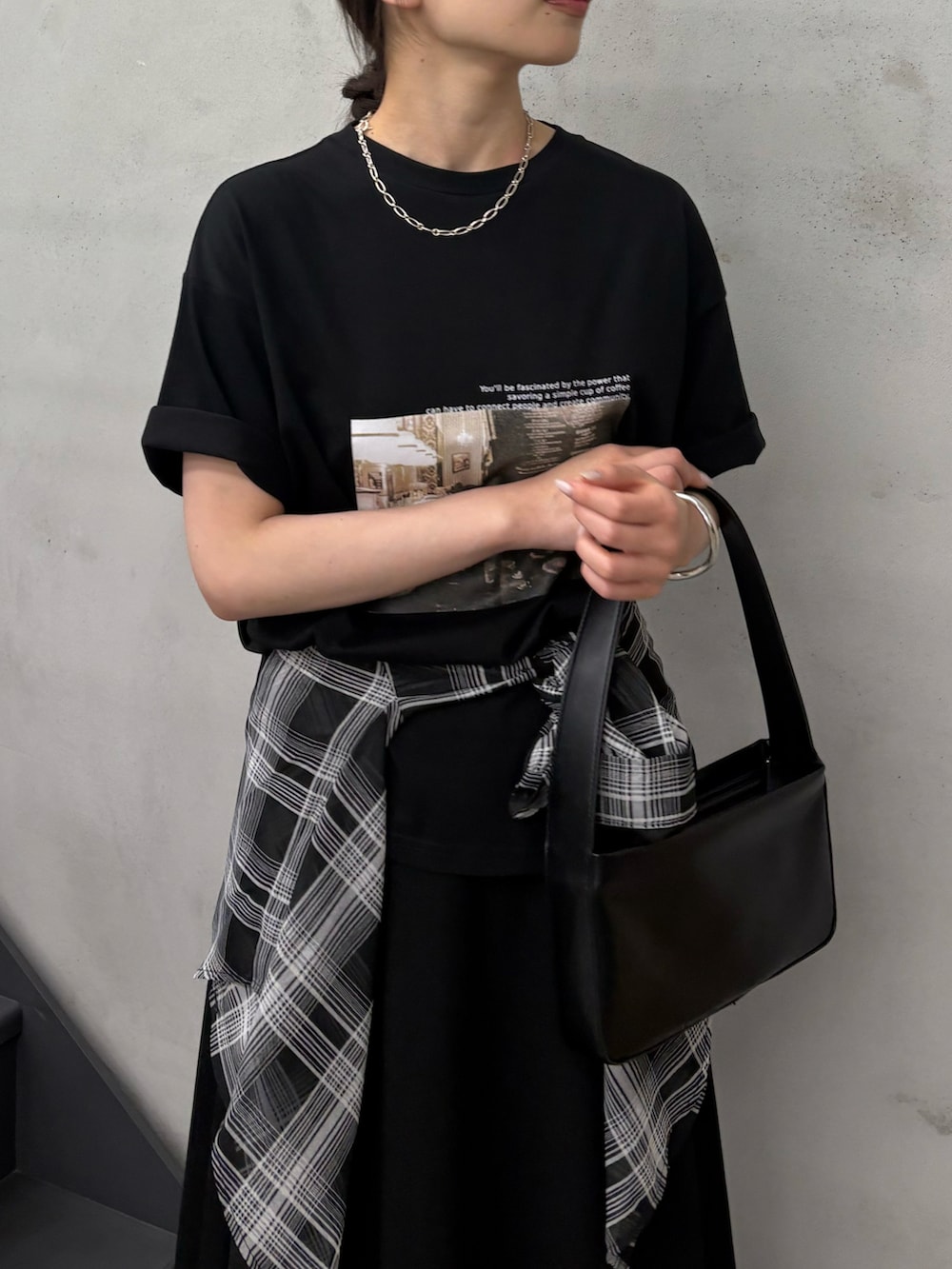 ブラック系のTシャツ/カットソー、ブラック系のシャツ/ブラウス、ブラック系のスカートを着用したレディースの夏コーディネートの4枚目の写真