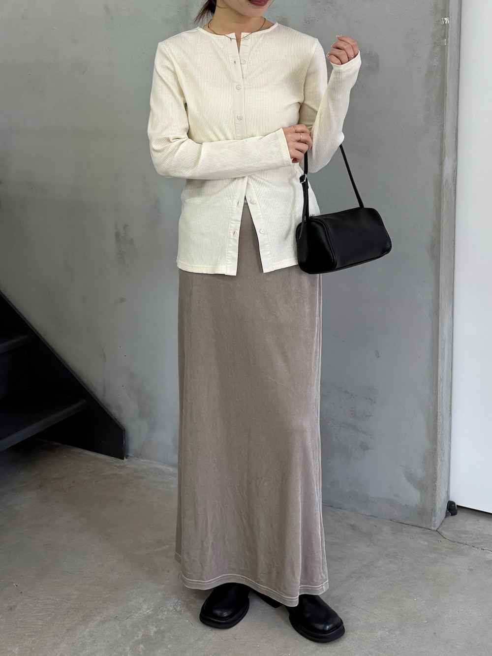 ホワイト系のTシャツ/カットソー、グレー系のスカート、ブラック系のスリッポンを着用したレディースの冬コーディネートの4枚目の写真