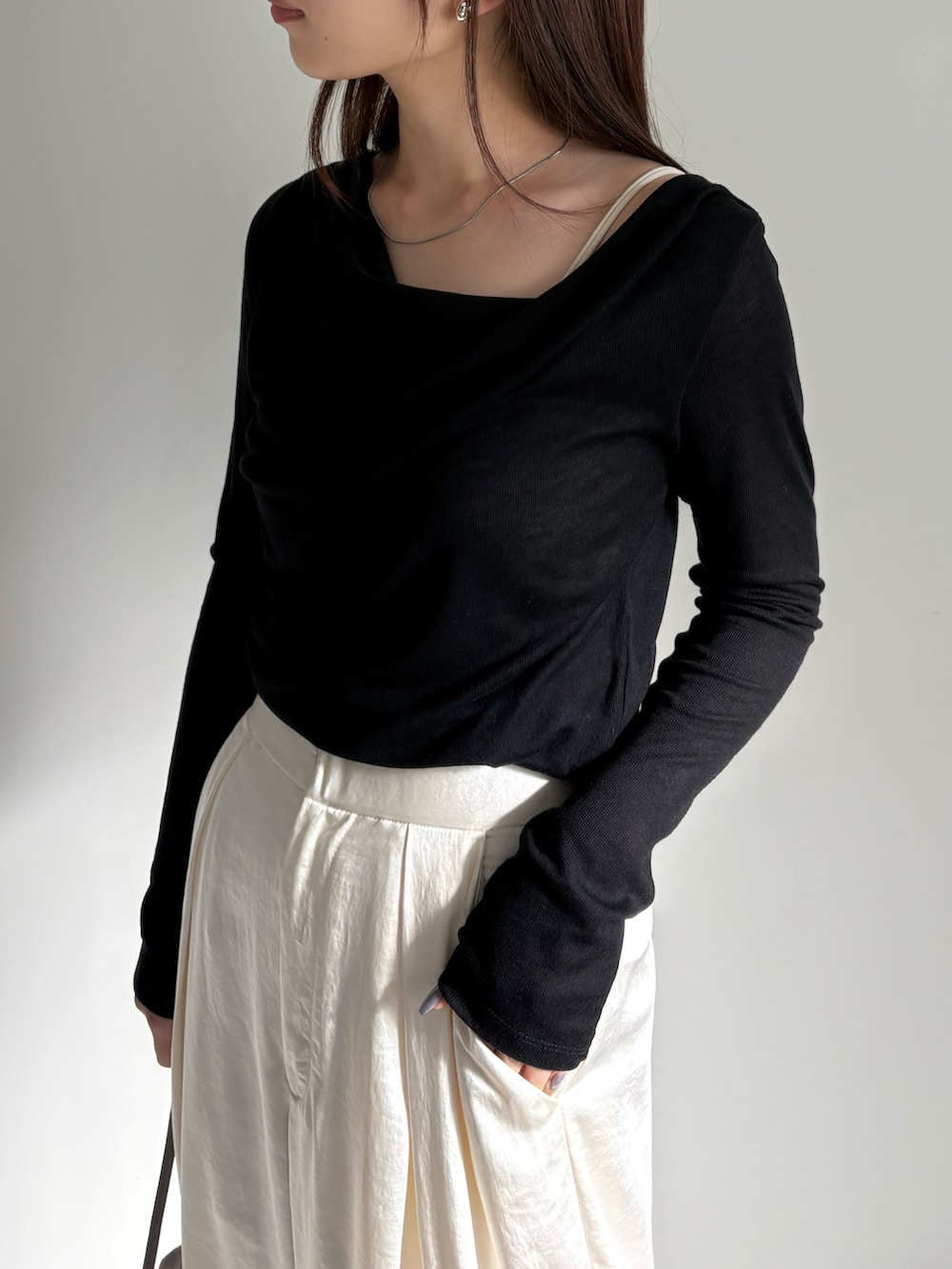 ホワイト系のキャミソール、ブラック系のTシャツ/カットソー、ホワイト系のスラックスを着用したレディースの夏コーディネートの4枚目の写真