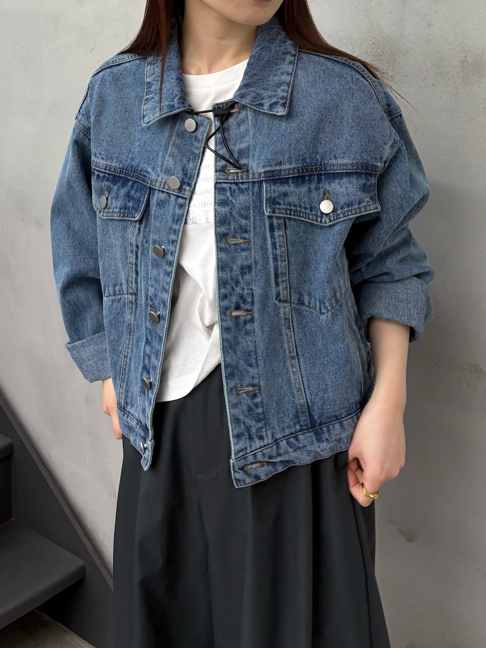 ブルー系のデニムジャケット、ホワイト系のTシャツ/カットソー、ブラック系のその他パンツを着用したレディースの春コーディネートの5枚目の写真