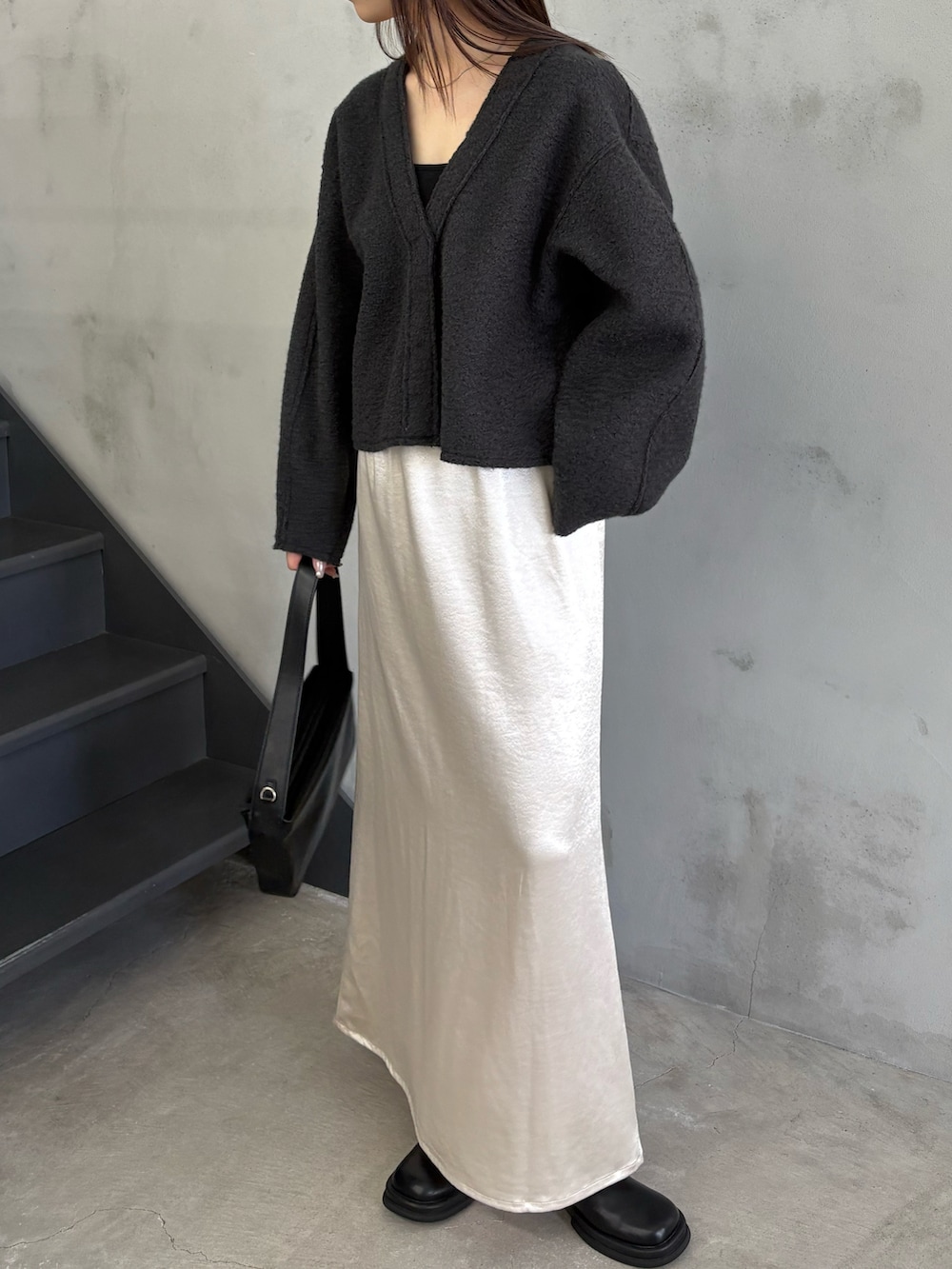 グレー系のカーディガン/ボレロ、ブラック系のキャミソール、ブラック系のショルダーバッグを着用したレディースの秋コーディネートの3枚目の写真