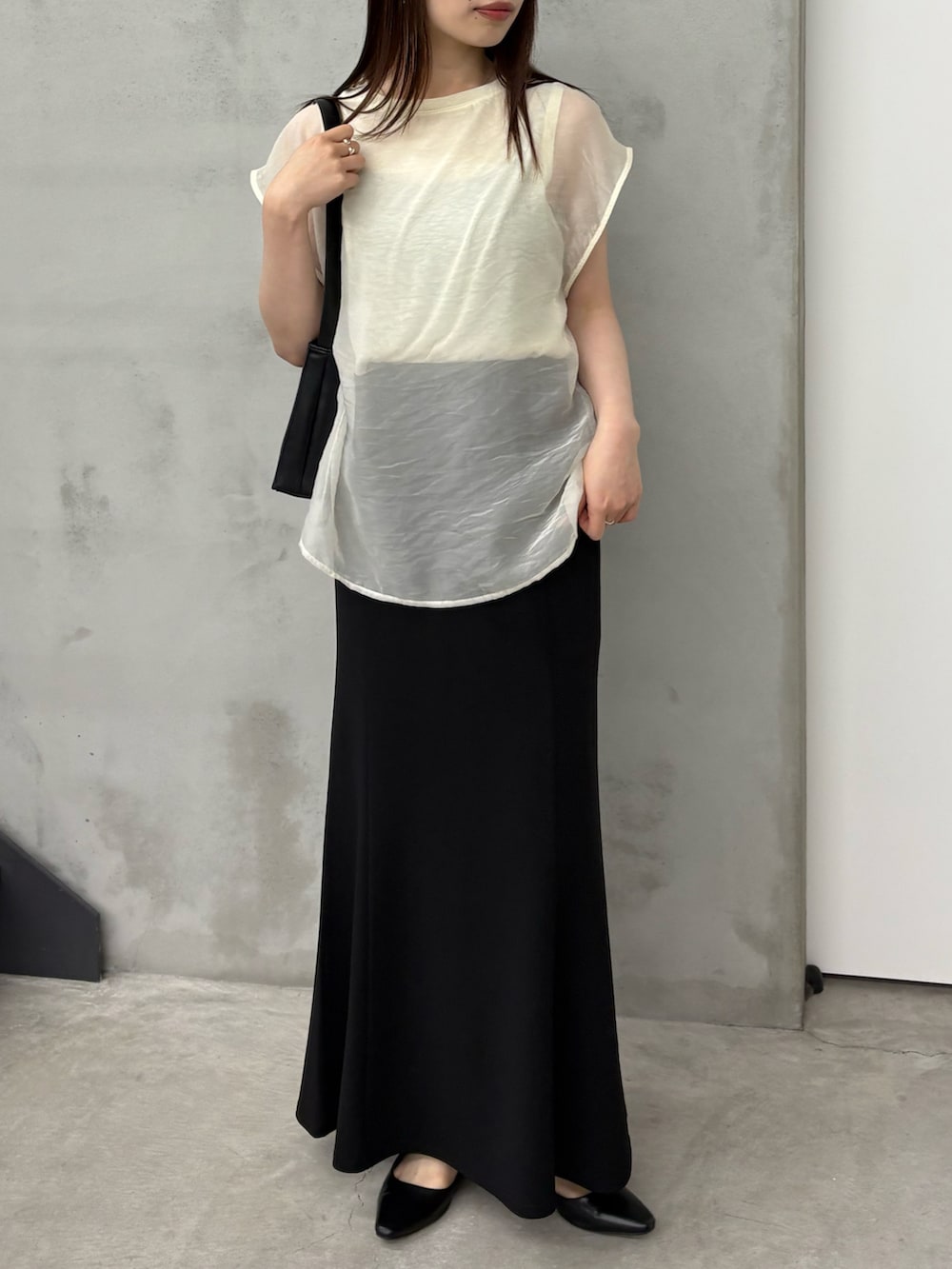 ホワイト系のTシャツ/カットソー、ブラック系のセットアップ、ブラック系のサンダルを着用したレディースの夏コーディネートの3枚目の写真