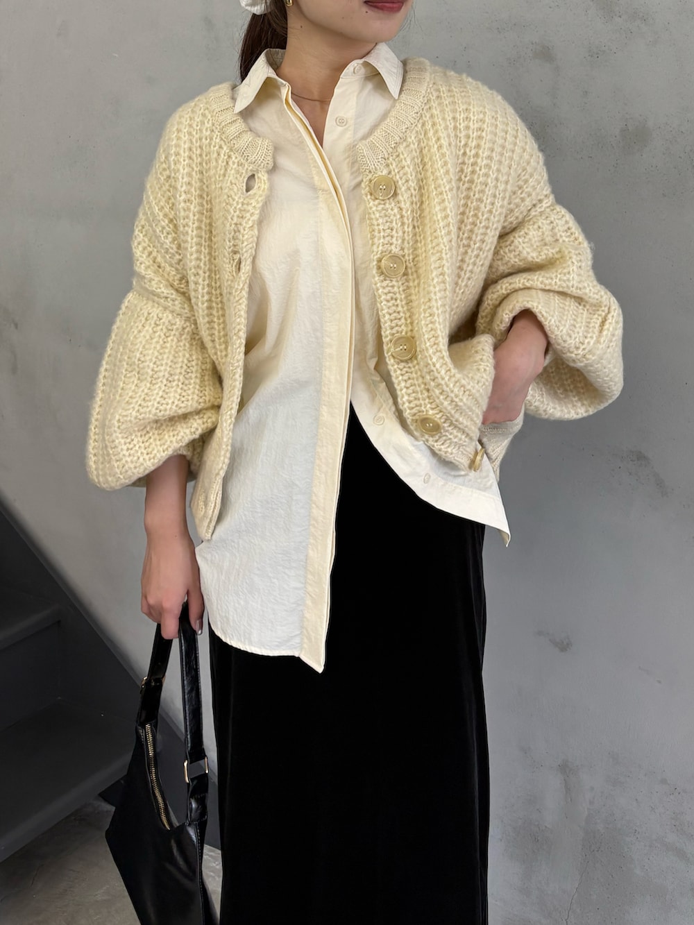 ホワイト系のカーディガン/ボレロ、ホワイト系のシャツ/ブラウス、ブラック系のスリッポンを着用したレディースの秋コーディネートの4枚目の写真