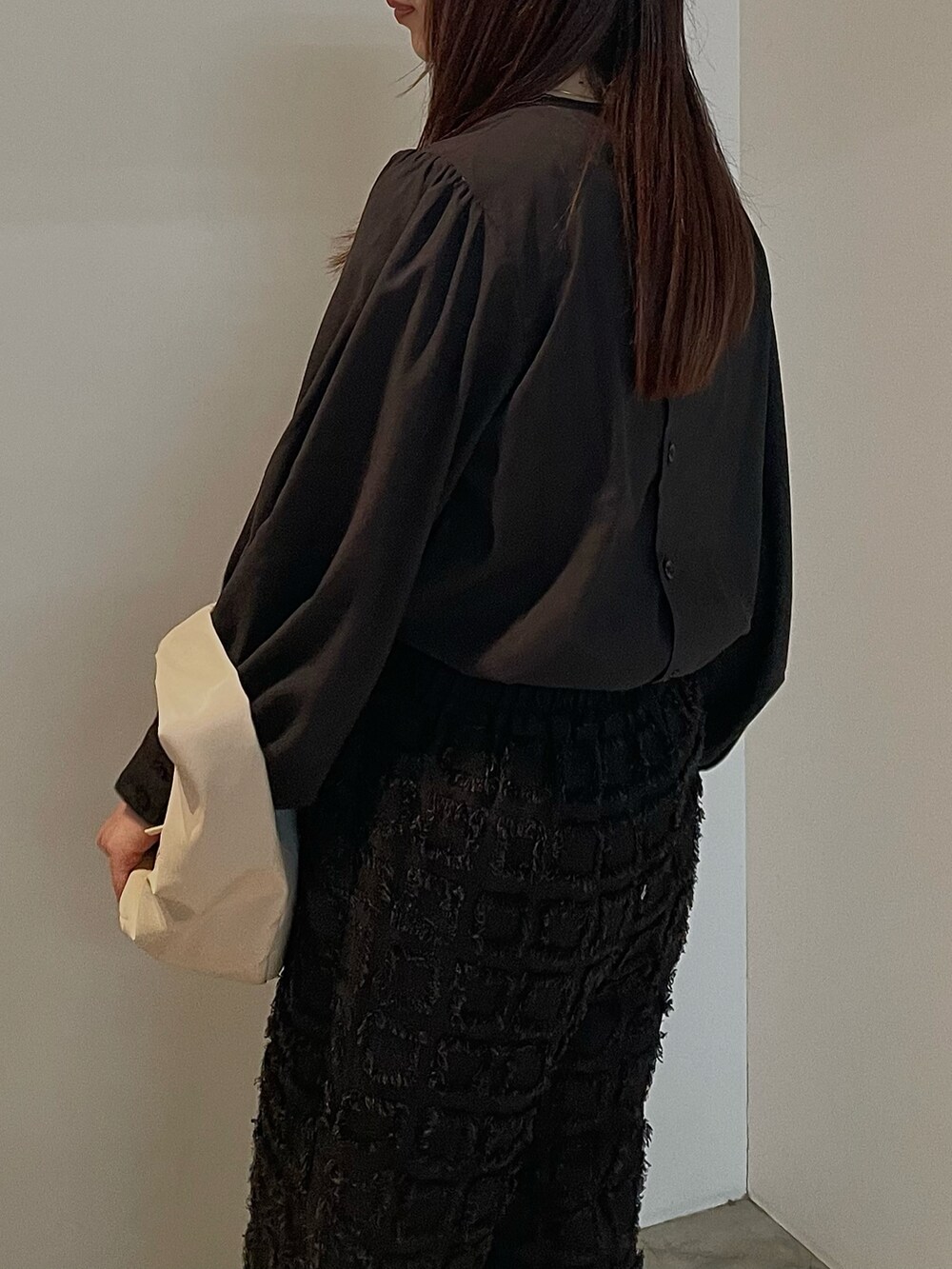 ブラック系のシャツ/ブラウス、ブラック系のその他パンツ、ベージュ系のサンダルを着用したレディースの秋コーディネートの5枚目の写真