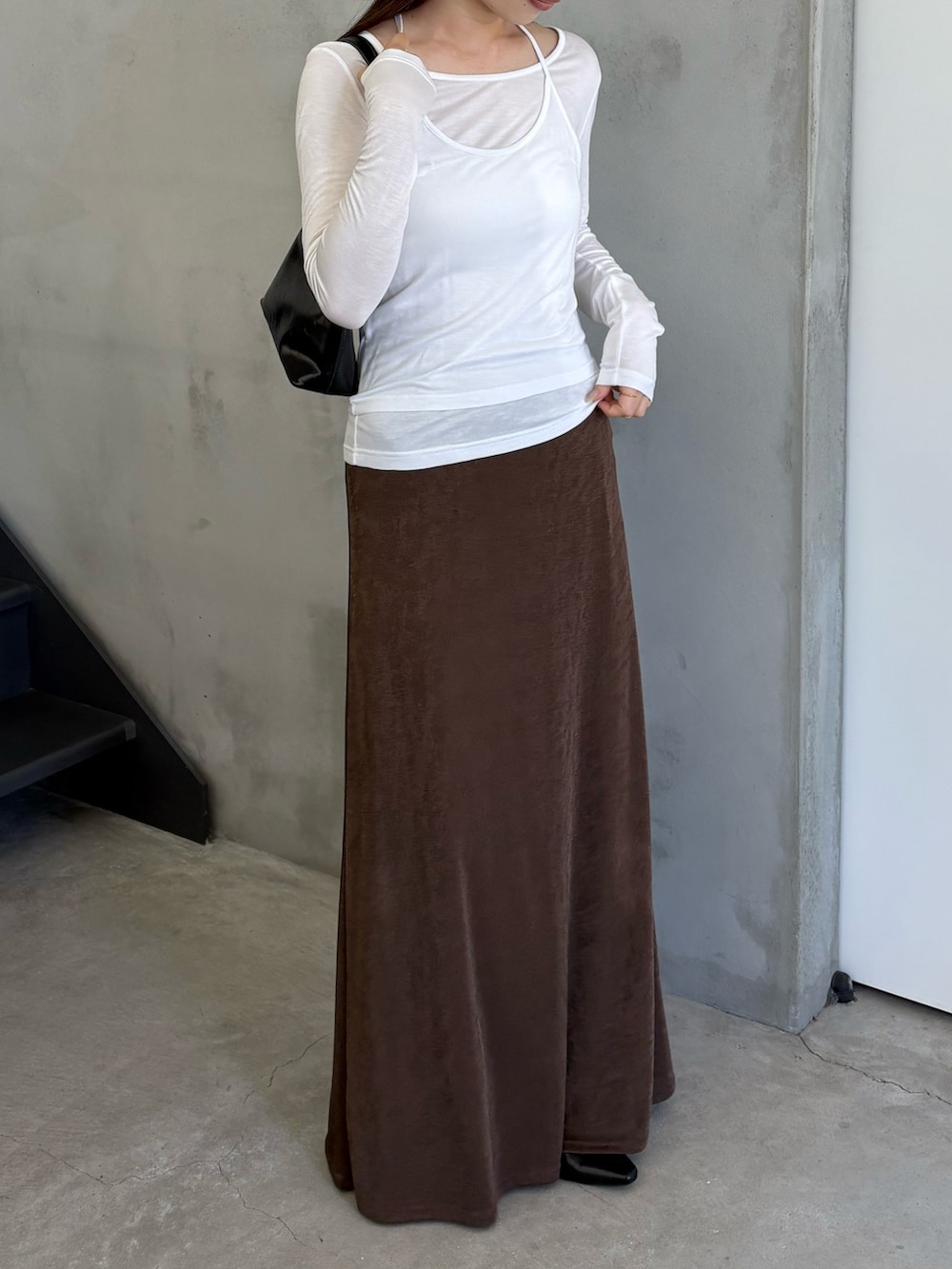 ホワイト系のTシャツ/カットソー、ブラウン系のスカート、ブラック系のサンダルを着用したレディースの夏コーディネートの2枚目の写真