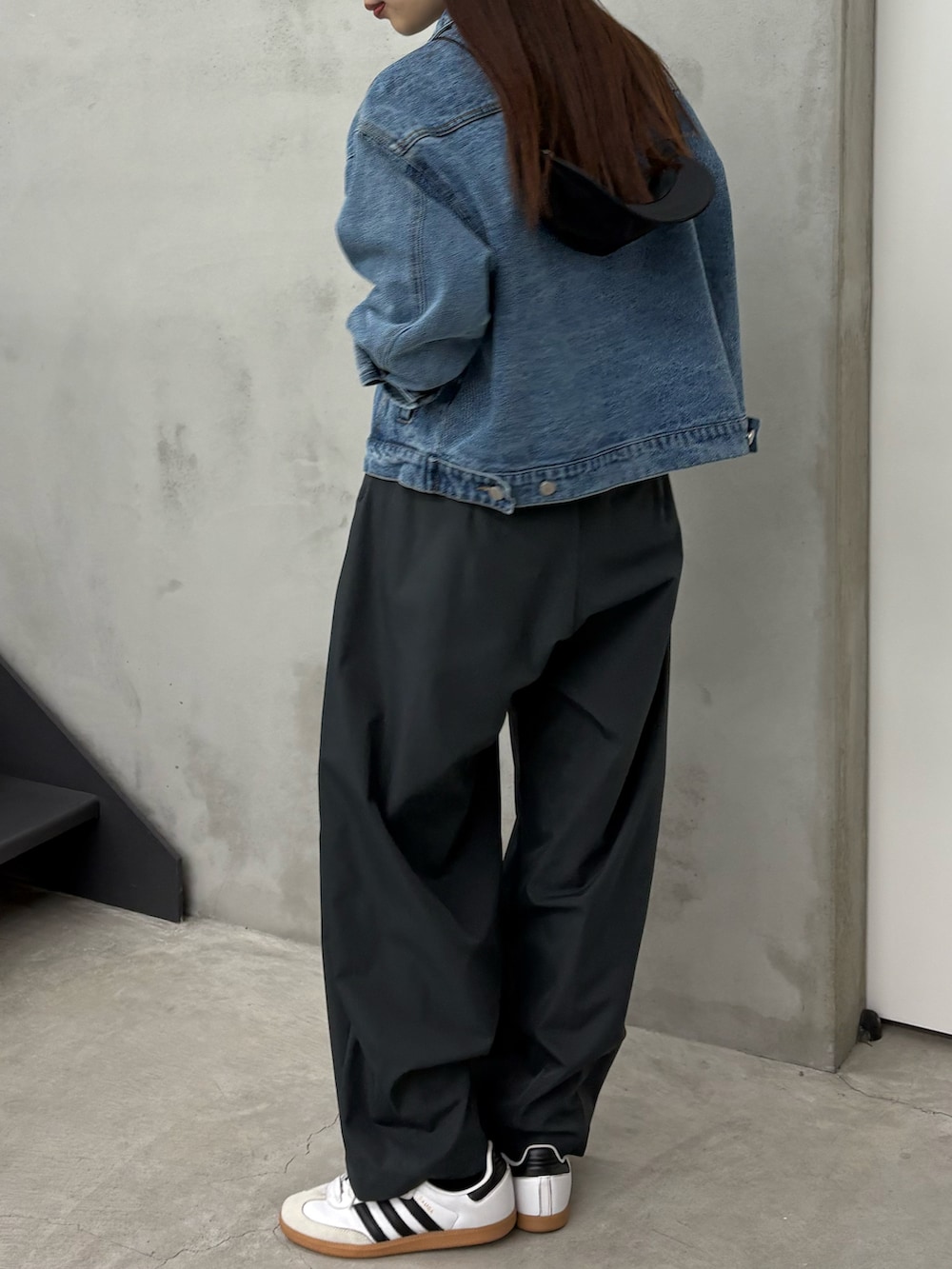 ブルー系のデニムジャケット、ホワイト系のTシャツ/カットソー、ブラック系のその他パンツを着用したレディースの春コーディネートの3枚目の写真