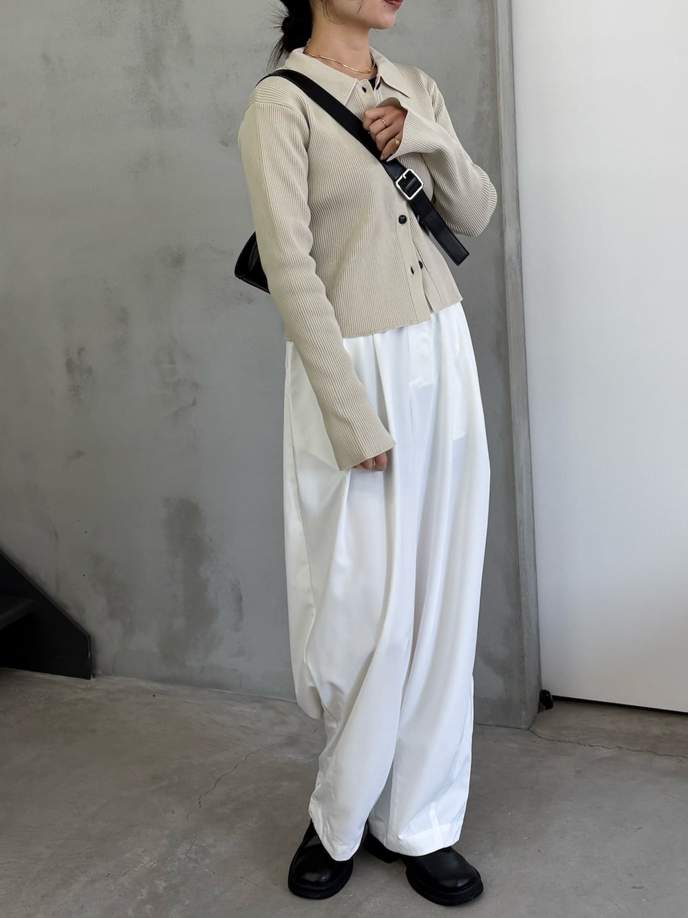 ホワイト系のカーディガン/ボレロ、ホワイト系のその他パンツ、ブラック系のスリッポンを着用したレディースの冬コーディネートの2枚目の写真