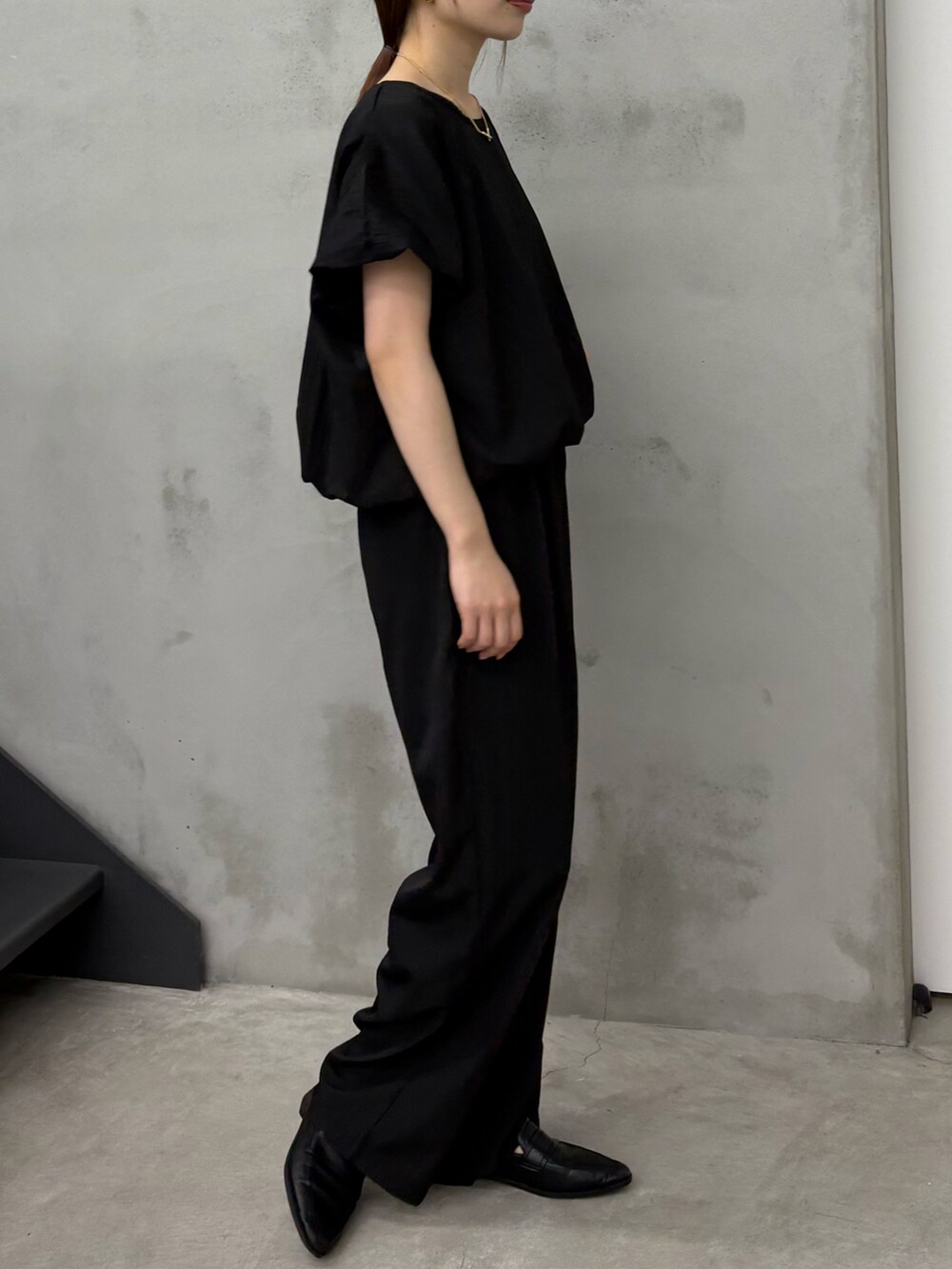 ブラック系のシャツ/ブラウス、ブラック系のその他パンツ、ゴールド系のネックレスを着用したレディースの春コーディネートの3枚目の写真