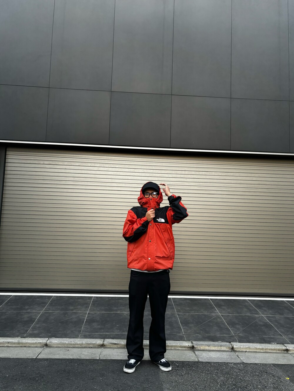 「きれいめカジュアル、スニーカー、お出かけコーデ、パーカー、スラックス、プチプラ、韓国ファッション、GU、THE NORTH FACE、最近のいい感じコーデ、秋冬、休日スタイル、メンズコーデ、ナイロンジャケット、フォローミー」｜「GUのアイテム（スラックス、ブラック系）」を使った、Natsuki Takaseさん（メンズ・175cm）の秋コーディネートの3枚目の写真