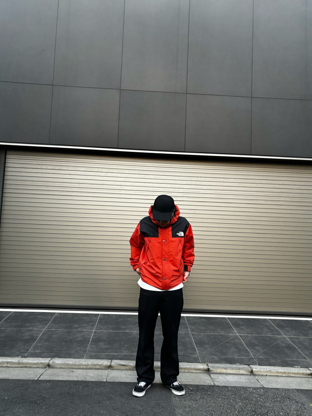 「きれいめカジュアル、スニーカー、お出かけコーデ、パーカー、スラックス、プチプラ、韓国ファッション、GU、THE NORTH FACE、最近のいい感じコーデ、秋冬、休日スタイル、メンズコーデ、ナイロンジャケット、フォローミー」｜「GUのアイテム（スラックス、ブラック系）」を使った、Natsuki Takaseさん（メンズ・175cm）の秋コーディネートの2枚目の写真