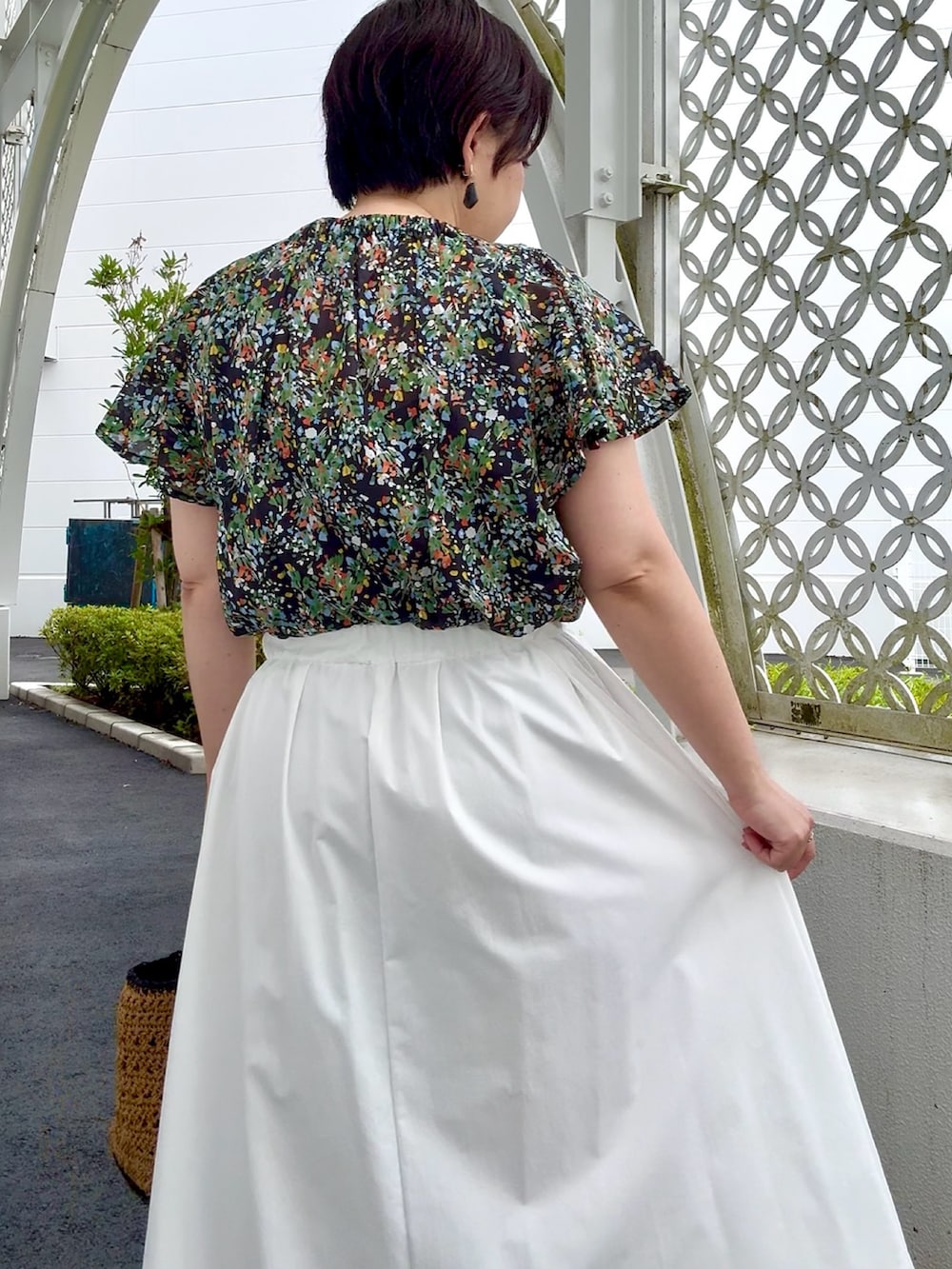 「柄シャツ、フリル、半袖シャツ、夏コーデ、お出かけコーデ、カラーコーデ、夏服コーデ、大人かわいい、ブラウスコーデ、花柄、フラワープリント、ブラウス、スカート、スカートスタイル」｜「MICO COULIERのマルチカラーフラワープリントブラウス（シャツ/ブラウス、ブラック系）」を使った、shiraさん（レディース・155cm）の夏コーディネートの5枚目の写真