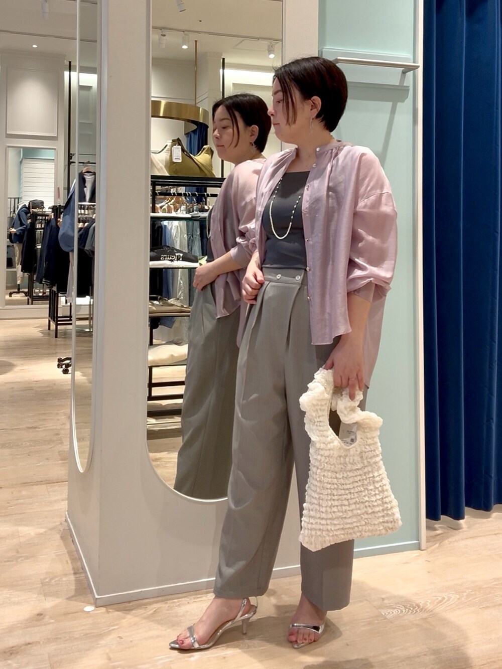 グレー系のその他パンツ、グレー系のTシャツ/カットソー、グレー系のTシャツ/カットソーを着用したレディースの春コーディネートの2枚目の写真