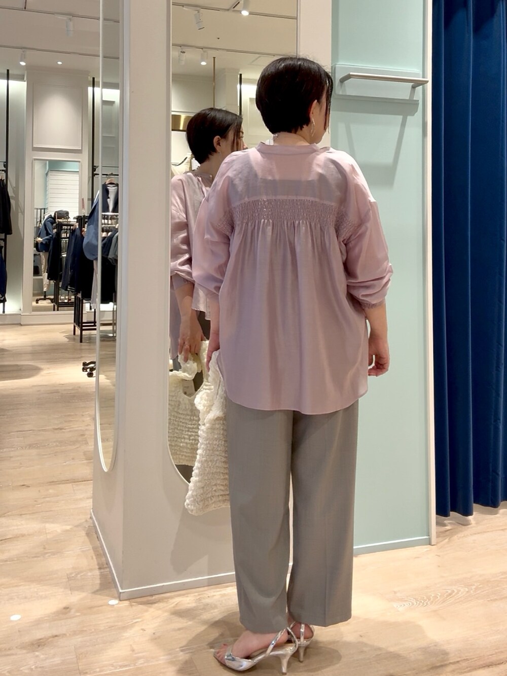 グレー系のその他パンツ、グレー系のTシャツ/カットソー、グレー系のTシャツ/カットソーを着用したレディースの春コーディネートの3枚目の写真
