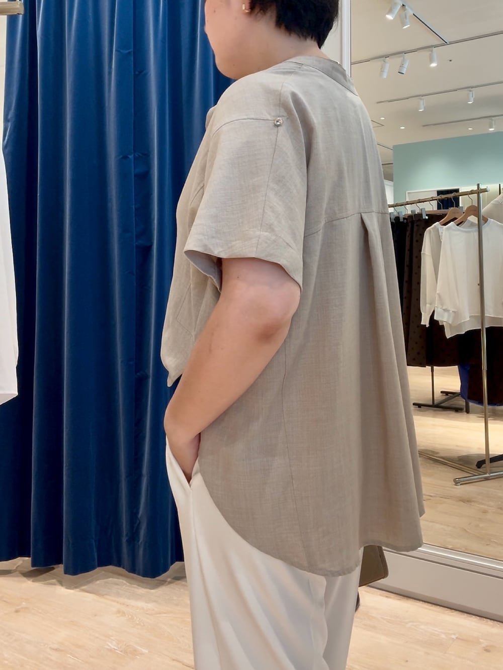 ベージュ系のシャツ/ブラウス、ホワイト系のその他パンツ、ベージュ系のトートバッグを着用したレディースの秋コーディネートの5枚目の写真