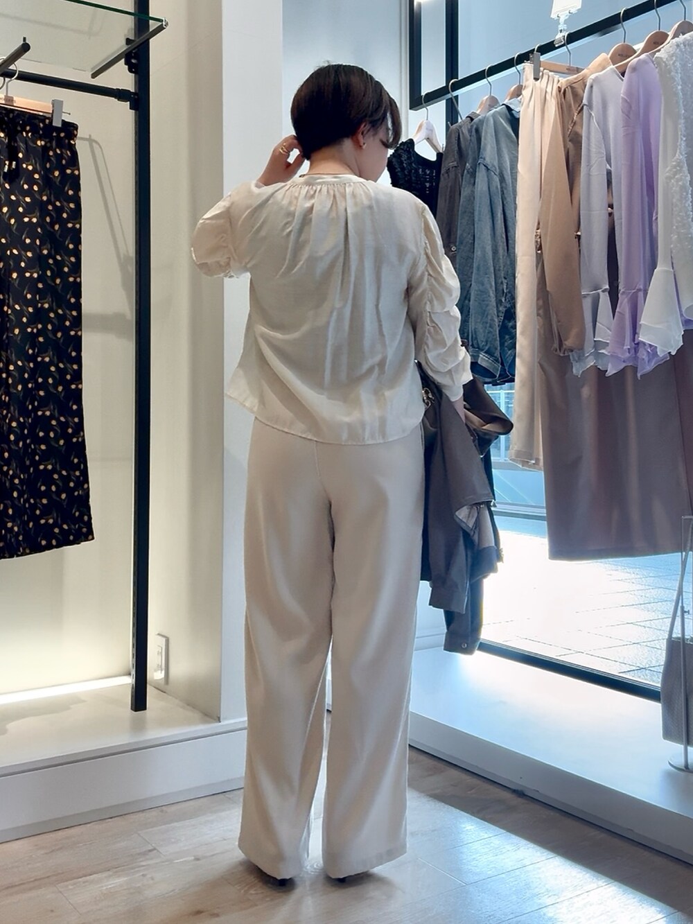 ホワイト系のシャツ/ブラウス、ホワイト系のその他パンツ、ホワイト系のショルダーバッグを着用したレディースの春コーディネートの3枚目の写真