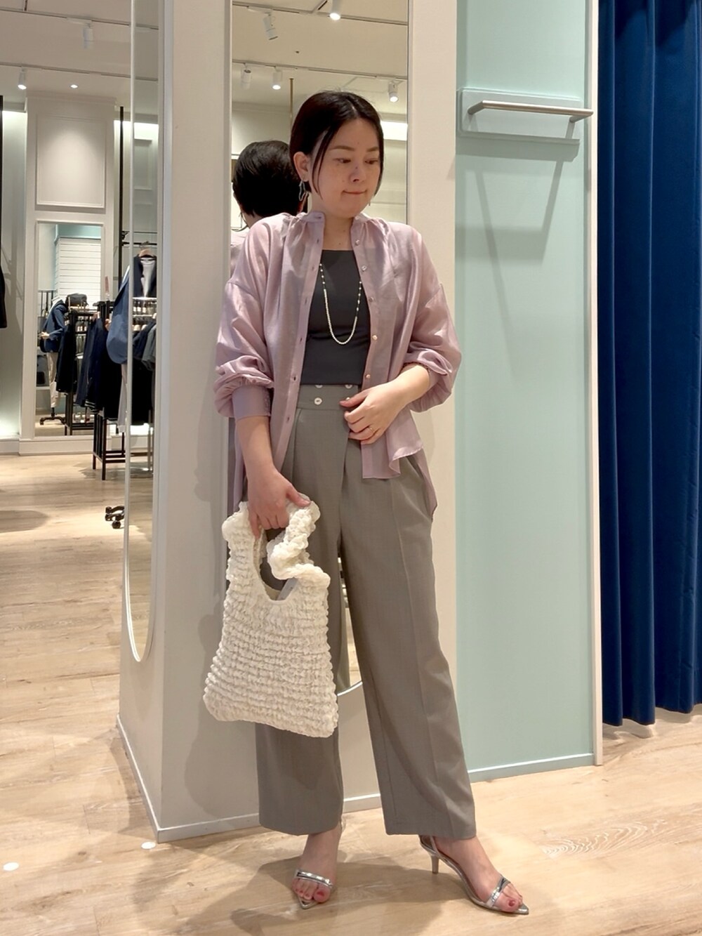 グレー系のその他パンツ、グレー系のTシャツ/カットソー、グレー系のTシャツ/カットソーを着用したレディースの春コーディネートの4枚目の写真