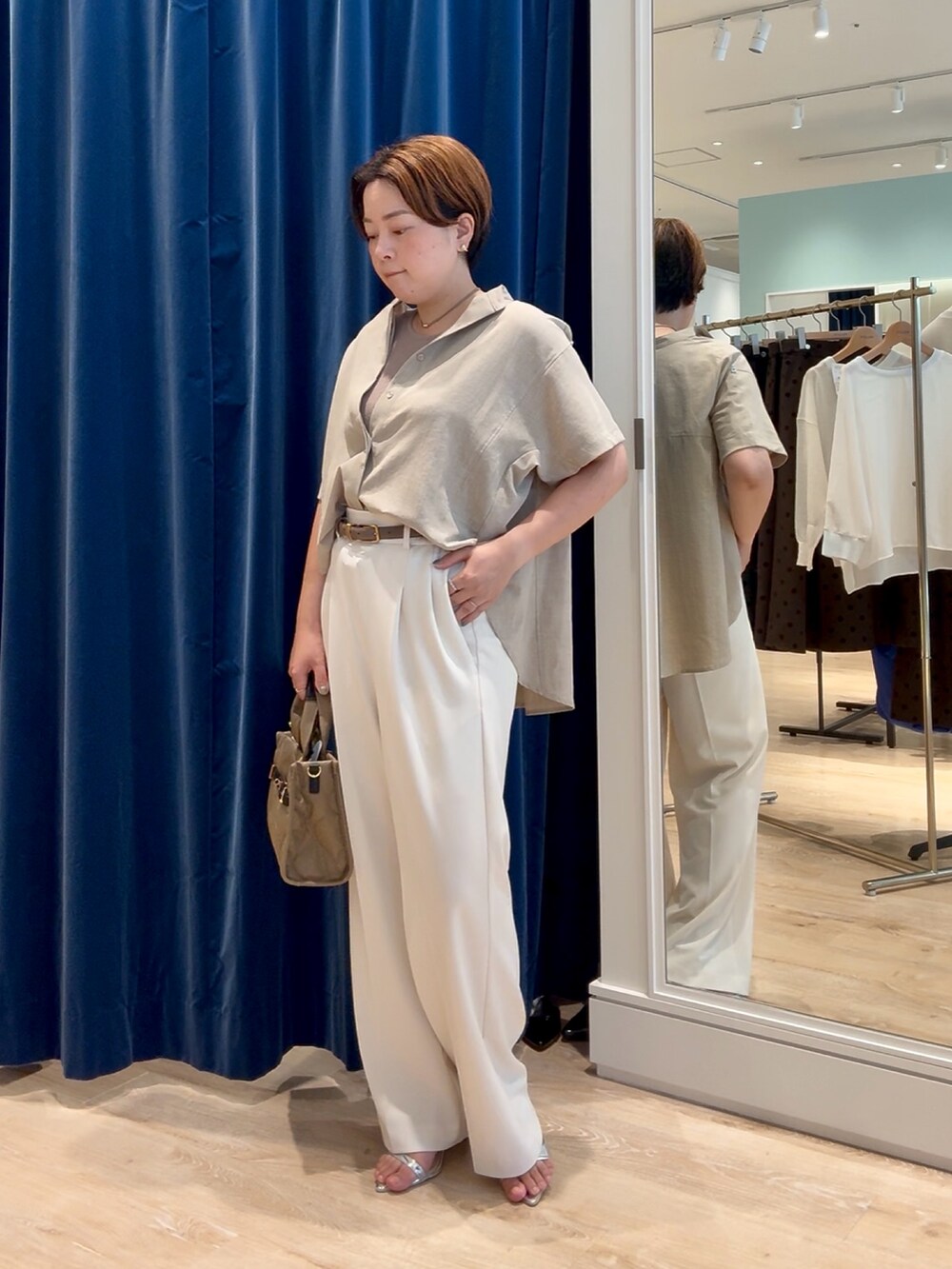 ベージュ系のシャツ/ブラウス、ホワイト系のその他パンツ、ベージュ系のトートバッグを着用したレディースの秋コーディネートの2枚目の写真