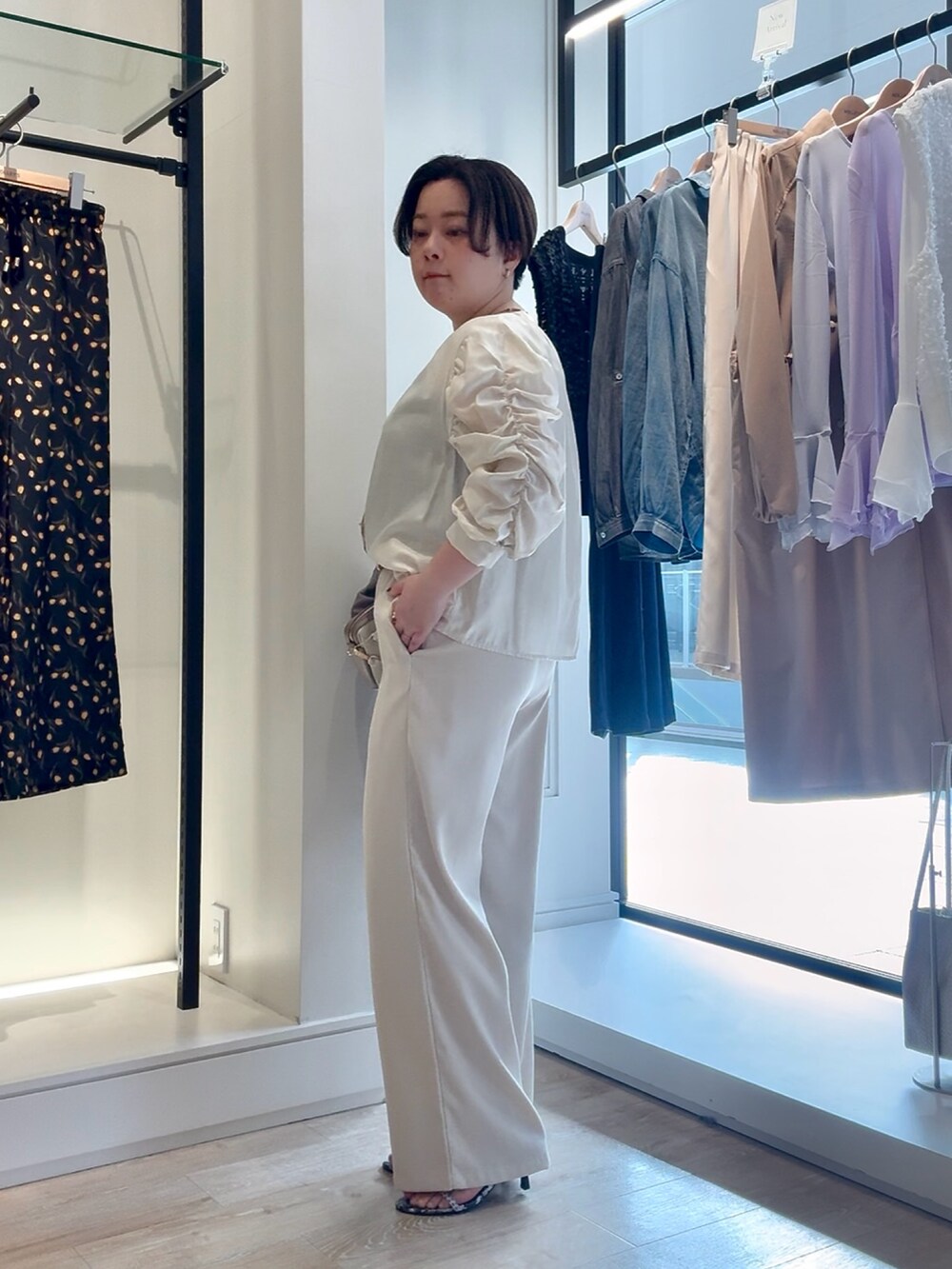 ホワイト系のシャツ/ブラウス、ホワイト系のその他パンツ、ホワイト系のショルダーバッグを着用したレディースの春コーディネートの5枚目の写真