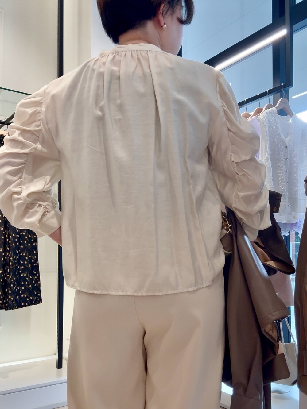 ホワイト系のシャツ/ブラウス、ホワイト系のその他パンツ、ホワイト系のショルダーバッグを着用したレディースの春コーディネートの4枚目の写真
