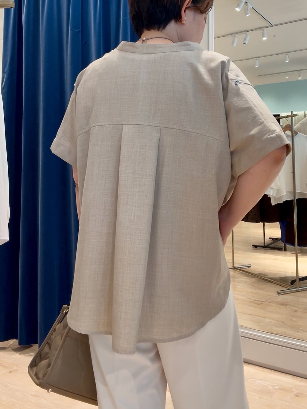 ベージュ系のシャツ/ブラウス、ホワイト系のその他パンツ、ベージュ系のトートバッグを着用したレディースの秋コーディネートの6枚目の写真