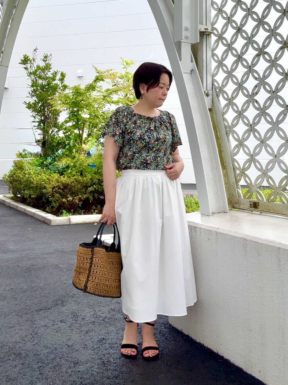 「柄シャツ、フリル、半袖シャツ、夏コーデ、お出かけコーデ、カラーコーデ、夏服コーデ、大人かわいい、ブラウスコーデ、花柄、フラワープリント、ブラウス、スカート、スカートスタイル」｜「MICO COULIERのマルチカラーフラワープリントブラウス（シャツ/ブラウス、ブラック系）」を使った、shiraさん（レディース・155cm）の夏コーディネートの2枚目の写真