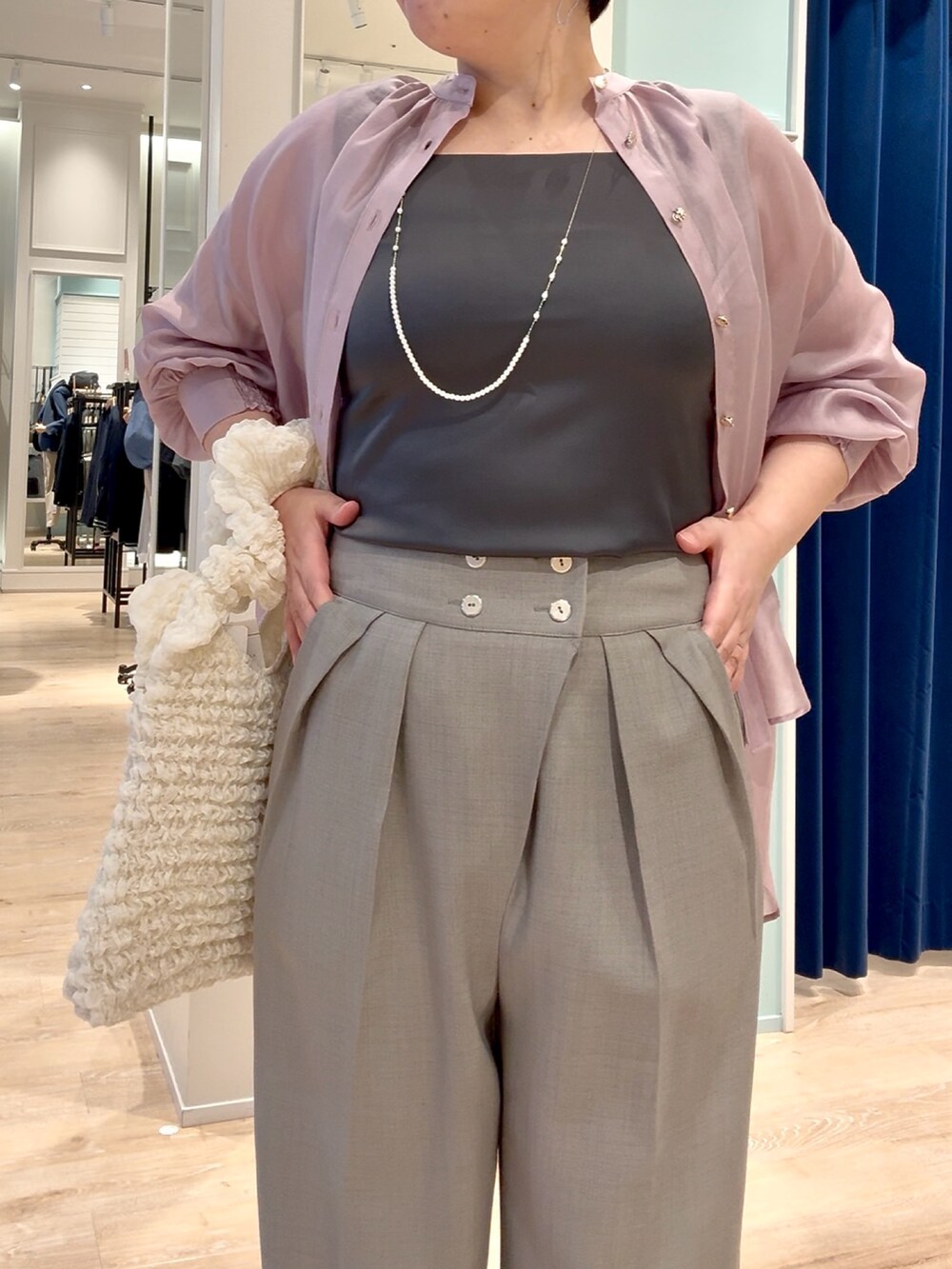 グレー系のその他パンツ、グレー系のTシャツ/カットソー、グレー系のTシャツ/カットソーを着用したレディースの春コーディネートの7枚目の写真