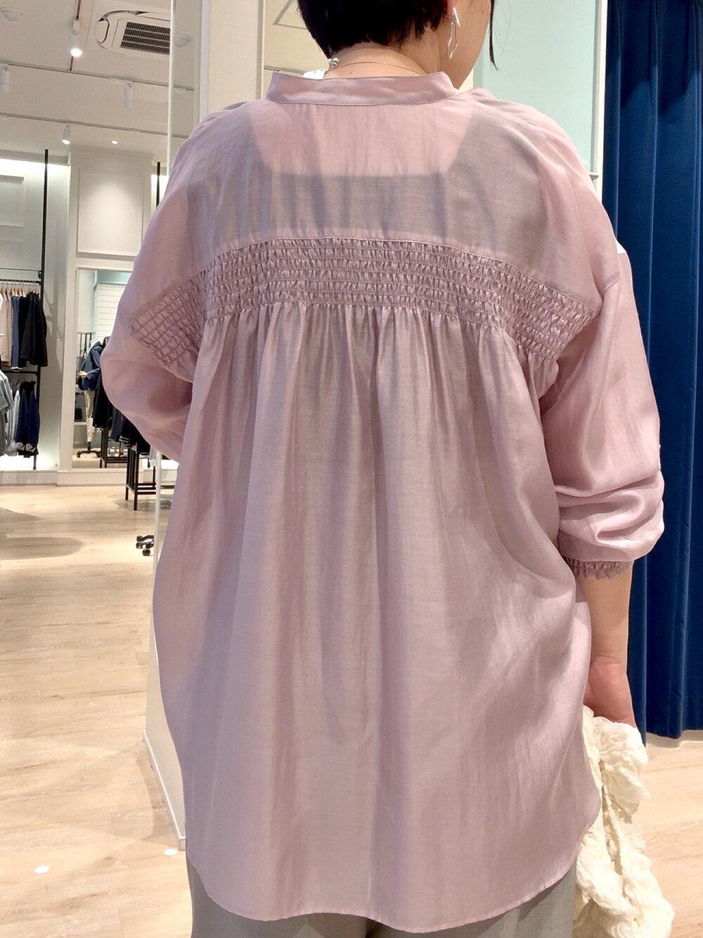 グレー系のその他パンツ、グレー系のTシャツ/カットソー、グレー系のTシャツ/カットソーを着用したレディースの春コーディネートの6枚目の写真