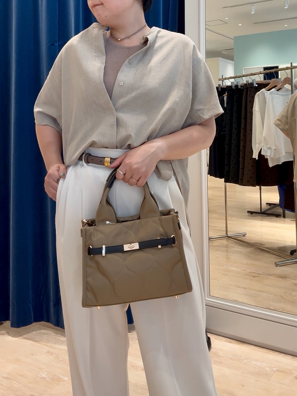 ベージュ系のシャツ/ブラウス、ホワイト系のその他パンツ、ベージュ系のトートバッグを着用したレディースの秋コーディネートの7枚目の写真