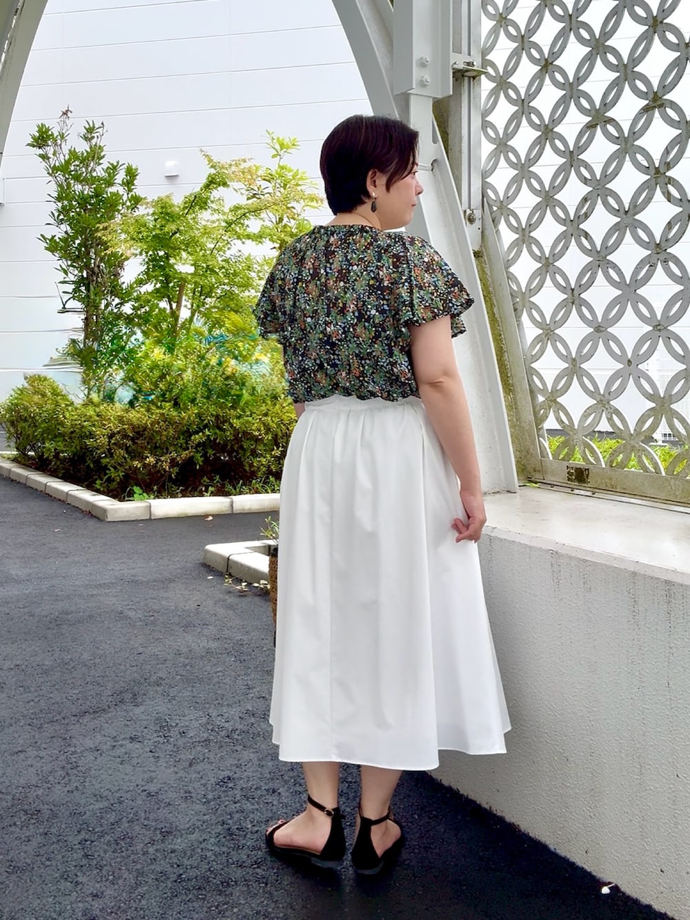 「柄シャツ、フリル、半袖シャツ、夏コーデ、お出かけコーデ、カラーコーデ、夏服コーデ、大人かわいい、ブラウスコーデ、花柄、フラワープリント、ブラウス、スカート、スカートスタイル」｜「MICO COULIERのマルチカラーフラワープリントブラウス（シャツ/ブラウス、ブラック系）」を使った、shiraさん（レディース・155cm）の夏コーディネートの3枚目の写真