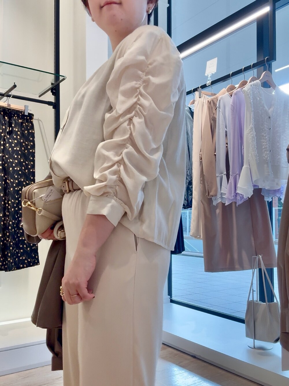 ホワイト系のシャツ/ブラウス、ホワイト系のその他パンツ、ホワイト系のショルダーバッグを着用したレディースの春コーディネートの2枚目の写真