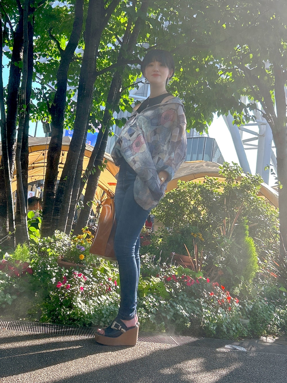 ブルー系のデニムパンツ、その他のシャツ/ブラウス、ブラック系のタンクトップを着用したレディースの夏コーディネートの2枚目の写真