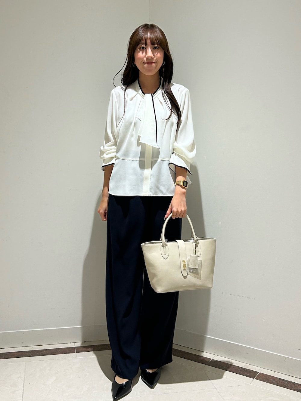 ホワイト系のシャツ/ブラウス、ブルー系のその他パンツ、ベージュ系のトートバッグを着用したレディースの冬コーディネートの2枚目の写真