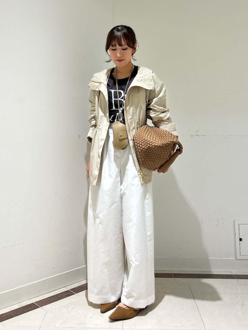 ホワイト系のその他パンツ、ブラウン系のショルダーバッグ、ベージュ系のブルゾンを着用したレディースの春コーディネートの2枚目の写真