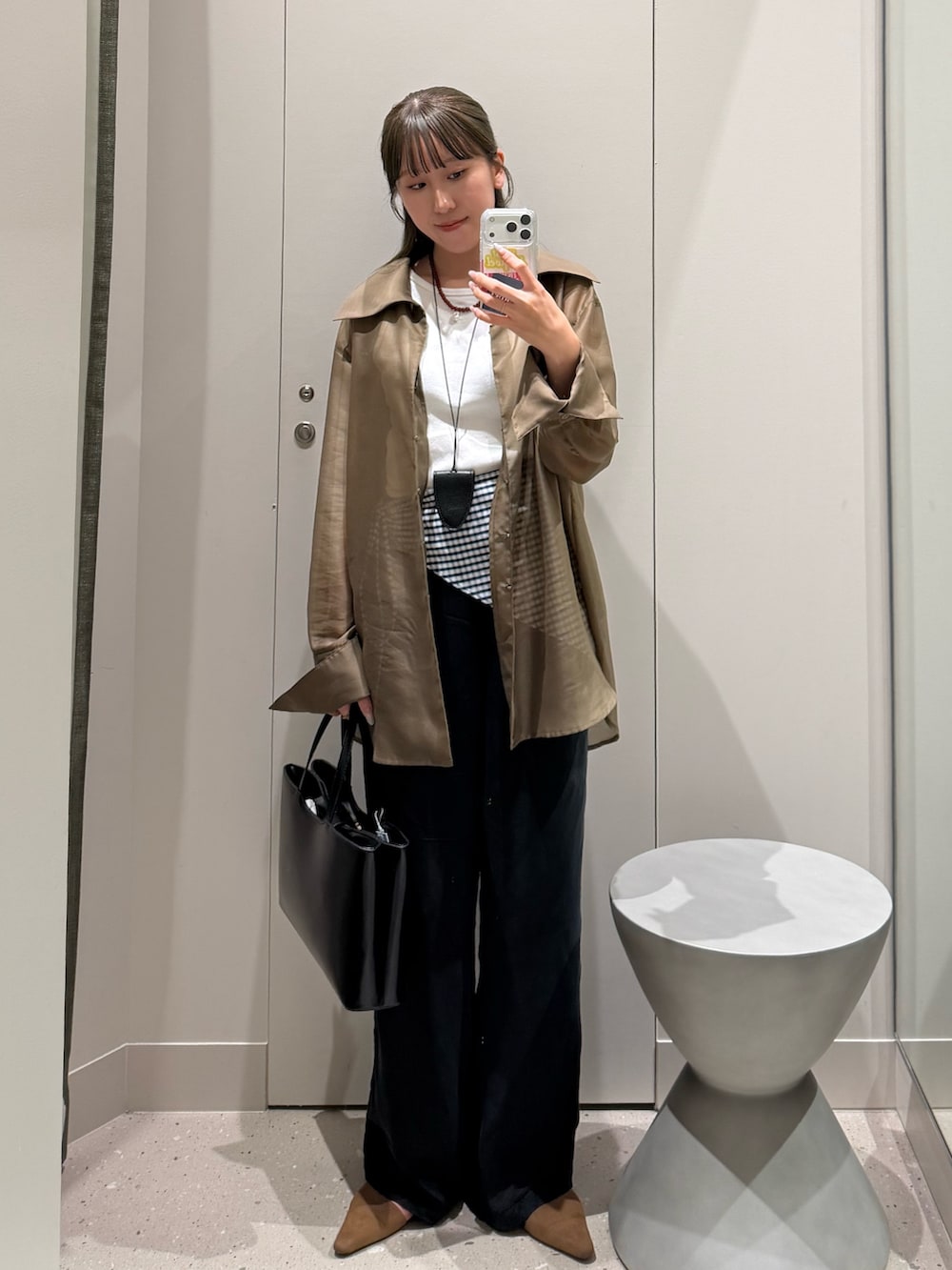 ブラック系のトートバッグ、ブラック系のその他パンツ、グリーン系のシャツ/ブラウスを着用したレディースの夏コーディネートの2枚目の写真