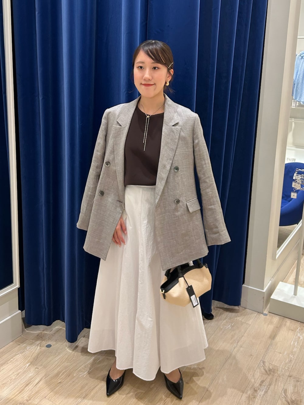 「スカート、スカートスタイル、スカートコーデ、フレアスカート、夏服コーデ、ラミージャケット、ジャケット、ジャケットコーデ、ジャケットスタイル、キレイめ、きれいめカジュアル、キレイめコーデ、ニットTシャツ、カジュアルコーデ」｜「NOLLEY’Sのウォッシャブルラミーシャンブレーダブルジャケット（テーラードジャケット、ベージュ系）」を使った、ayakaさん（レディース・156cm）の春コーディネートの2枚目の写真