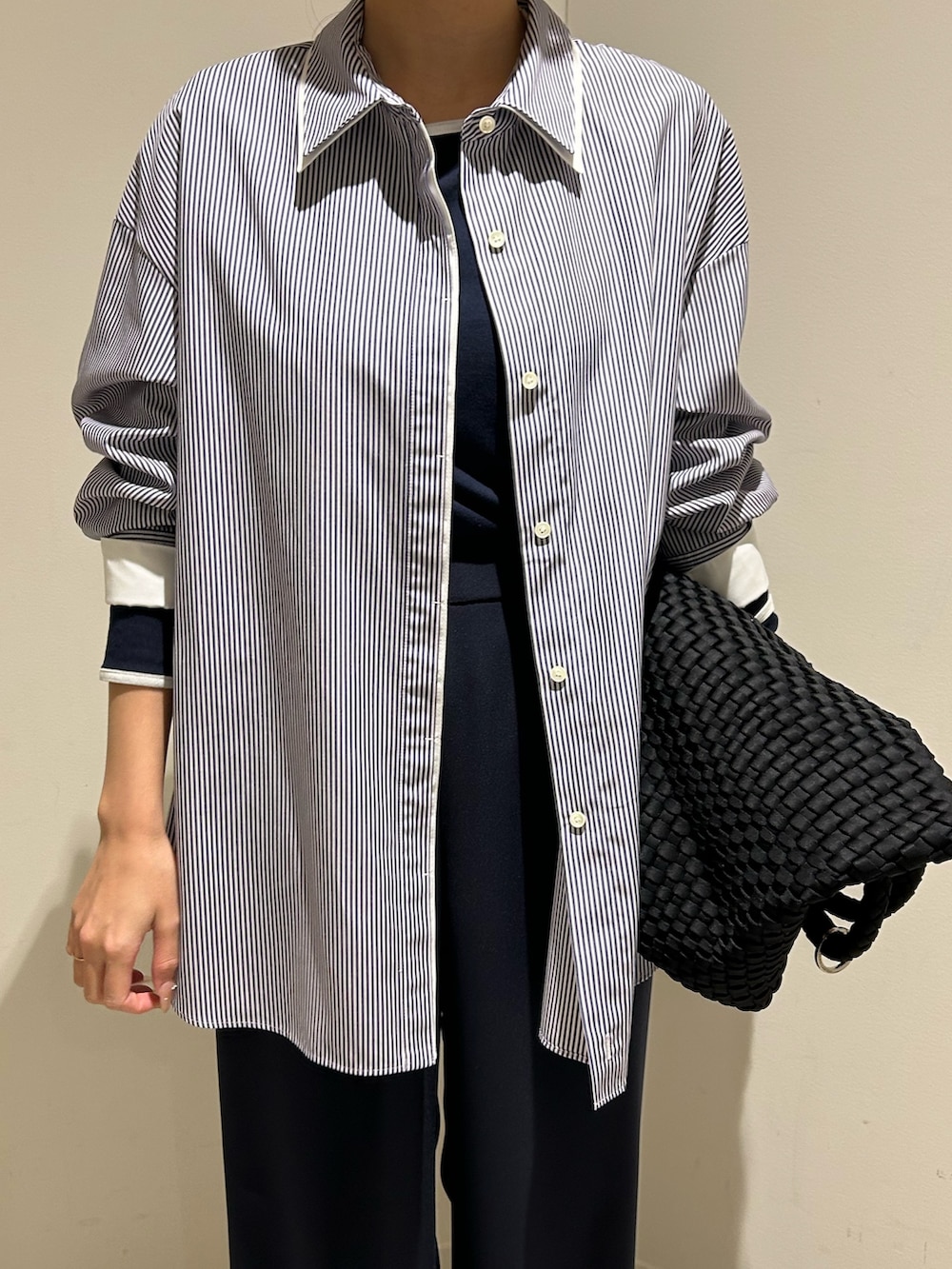 ブルー系のシャツ/ブラウス、ブルー系のTシャツ/カットソー、ブラック系のトートバッグを着用したレディースの冬コーディネートの5枚目の写真