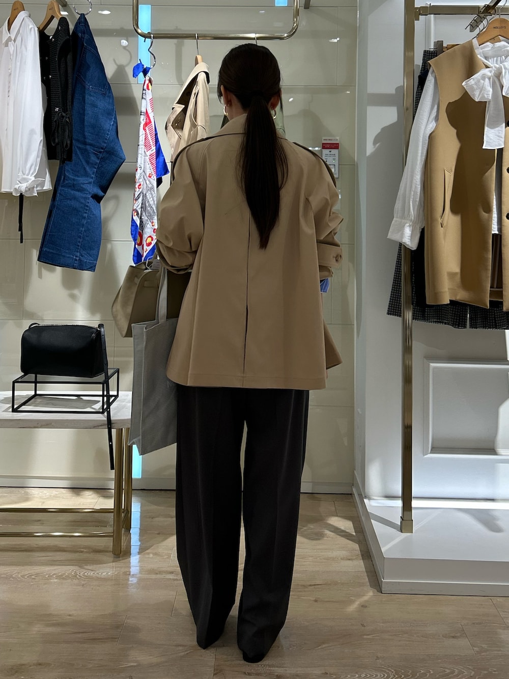 ベージュ系のブルゾン、ブルー系のシャツ/ブラウス、グレー系のトートバッグを着用したレディースの冬コーディネートの3枚目の写真