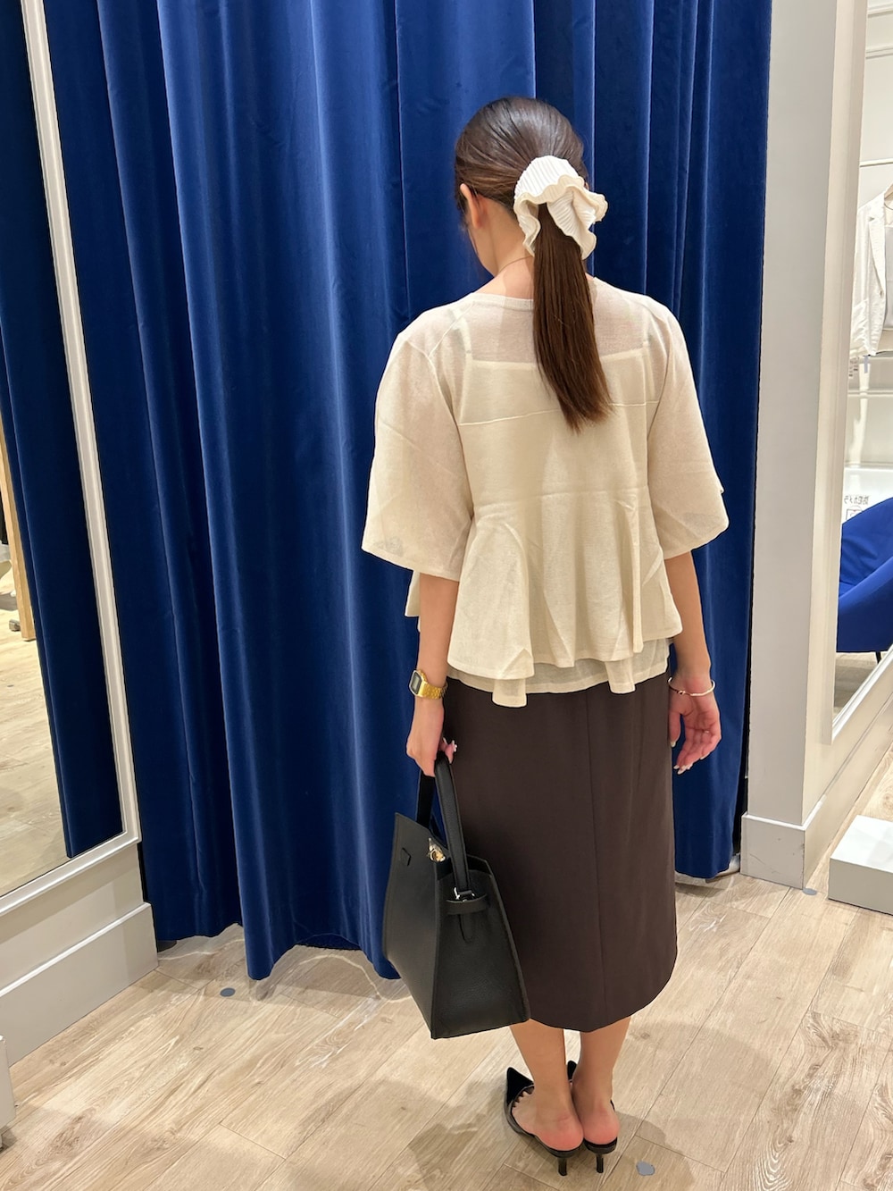 「雨の日コーデ、夏服、夏服コーデ、サマーニット、タイトスカート、オフィス、オフィスカジュアル、オフィススタイル、きれいめカジュアル、キレイめコーデ、20代コーデ、30代コーデ、40代コーデ、大人カジュアル、大人コーデ」｜「NOLLEY’Sの【grace grace/グラスグラス】ムスビY字ネックレス（ネックレス、ゴールド系）」を使った、ayakaさん（レディース・156cm）の夏コーディネートの2枚目の写真
