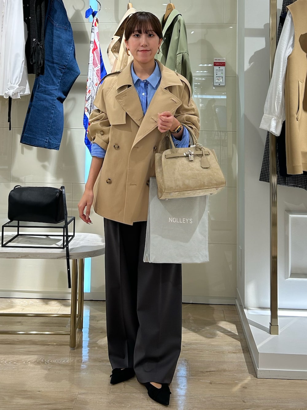 ベージュ系のブルゾン、ブルー系のシャツ/ブラウス、グレー系のトートバッグを着用したレディースの冬コーディネートの2枚目の写真