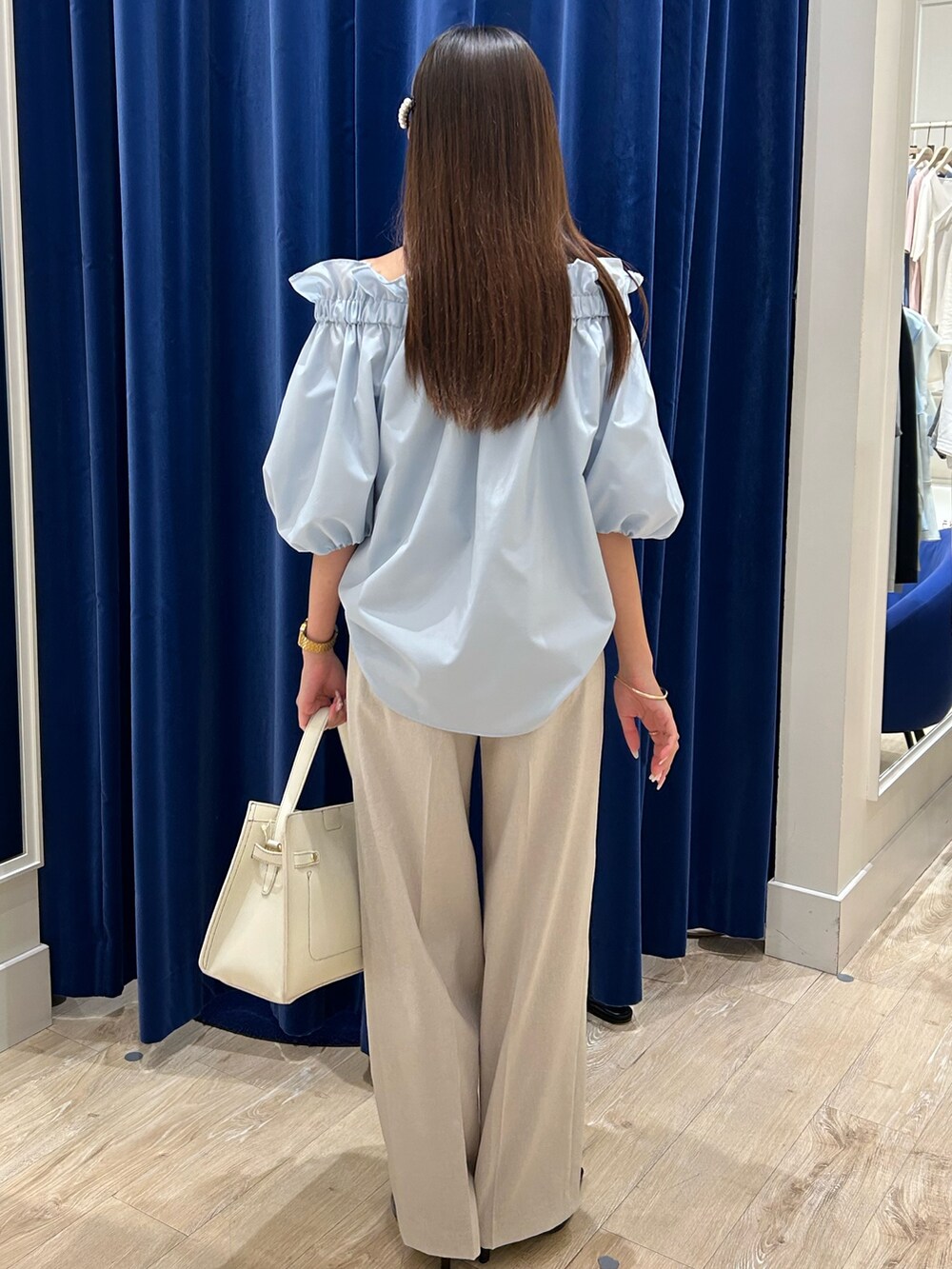 ブルー系のシャツ/ブラウス、ベージュ系のその他パンツ、ブラック系のショルダーバッグを着用したレディースの夏コーディネートの3枚目の写真