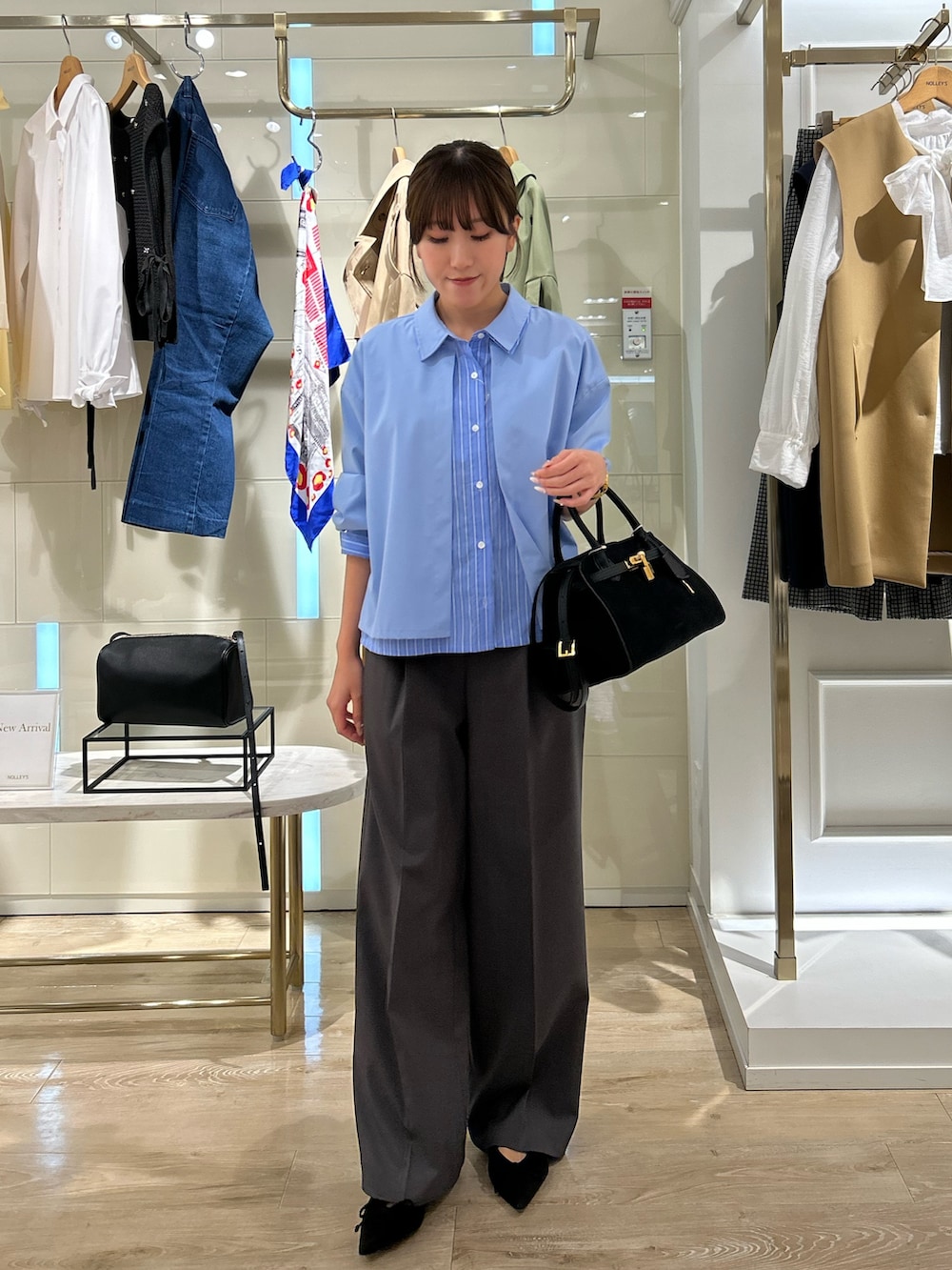 ブルー系のシャツ/ブラウス、ブラック系のトートバッグ、グレー系のその他パンツを着用したレディースの冬コーディネートの2枚目の写真