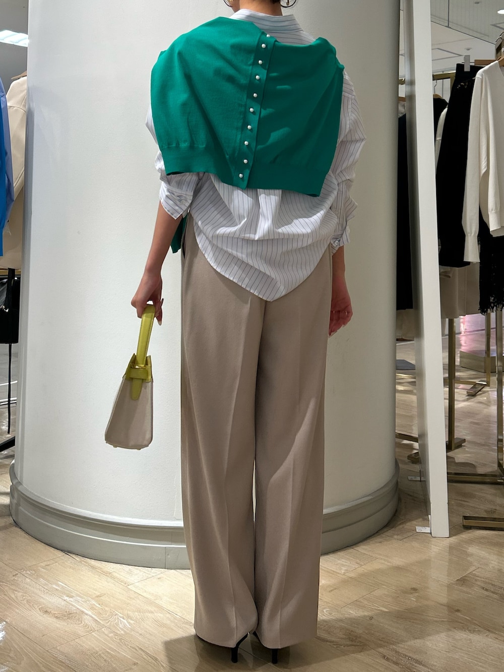 イエロー系のショルダーバッグ、ベージュ系のその他パンツ、グリーン系のカーディガン/ボレロを着用したレディースの春コーディネートの5枚目の写真