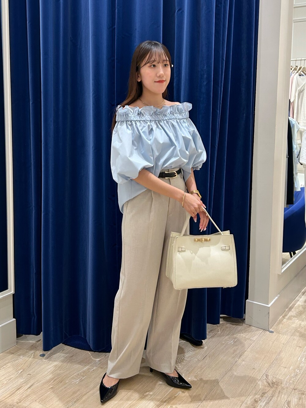 ブルー系のシャツ/ブラウス、ベージュ系のその他パンツ、ブラック系のショルダーバッグを着用したレディースの夏コーディネートの2枚目の写真
