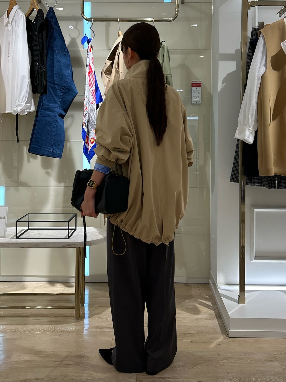 ブルー系のシャツ/ブラウス、グレー系のその他パンツ、ブラック系のショルダーバッグを着用したレディースの冬コーディネートの4枚目の写真