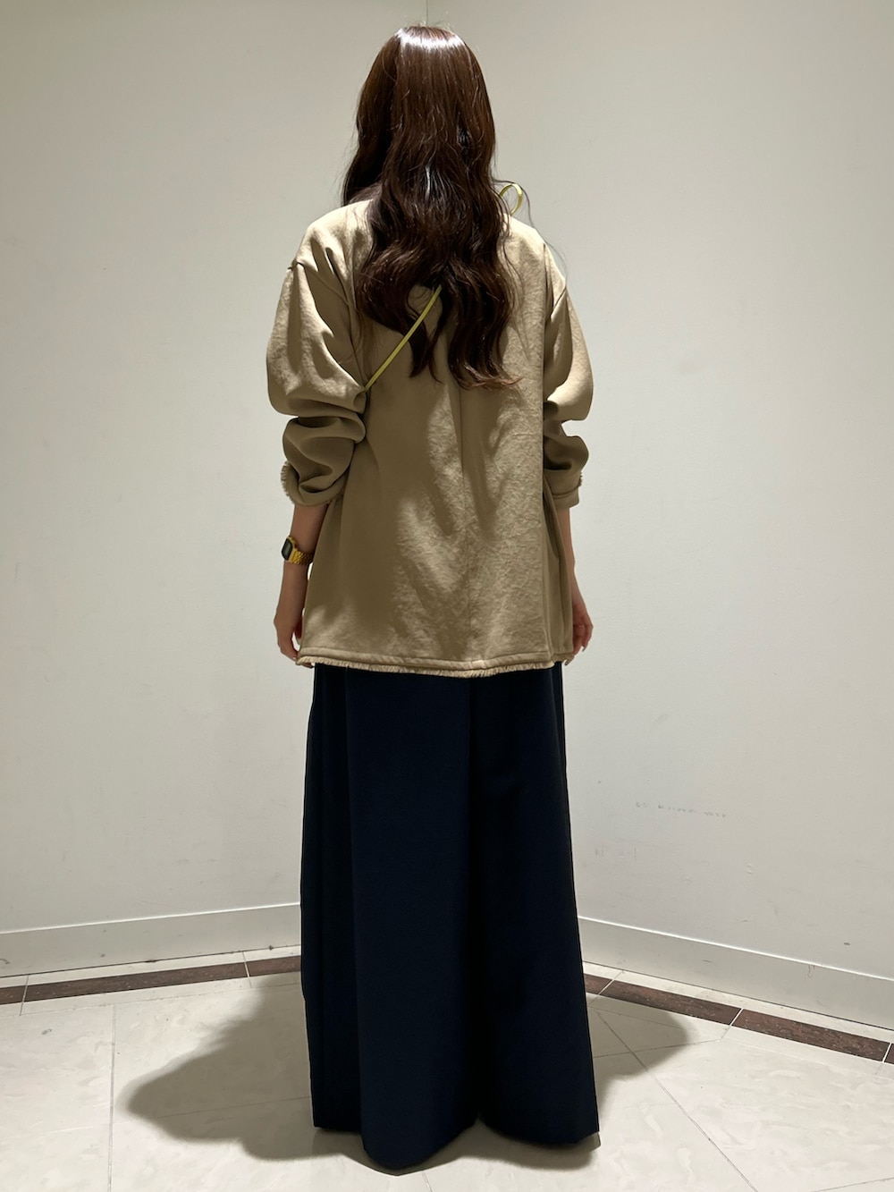 ブルー系のその他パンツ、ベージュ系のノーカラージャケット、ホワイト系のTシャツ/カットソーを着用したレディースの春コーディネートの3枚目の写真