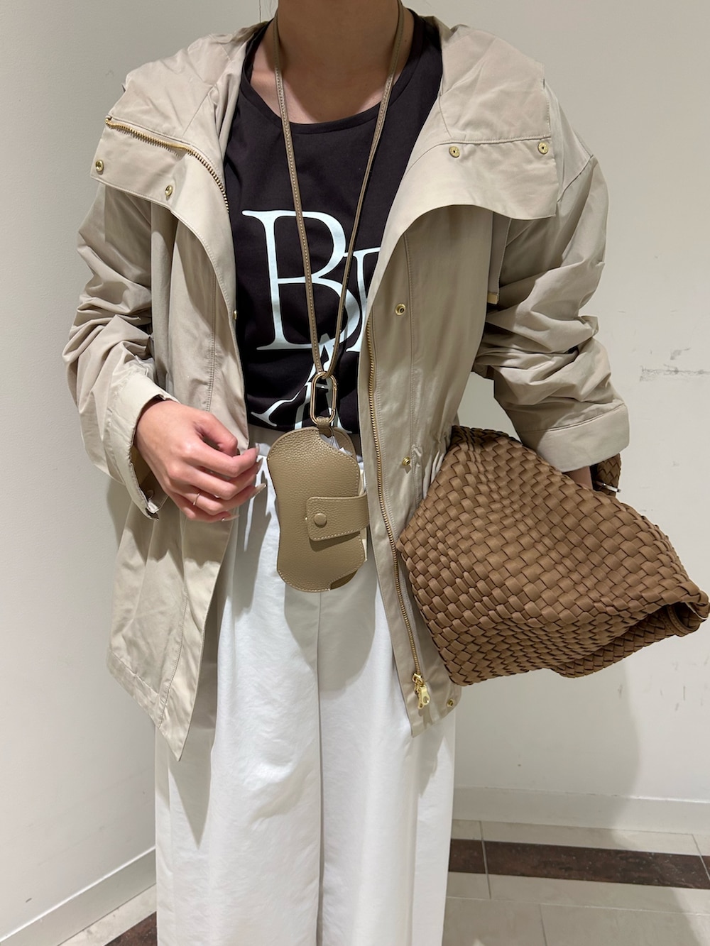 ホワイト系のその他パンツ、ブラウン系のショルダーバッグ、ベージュ系のブルゾンを着用したレディースの春コーディネートの5枚目の写真